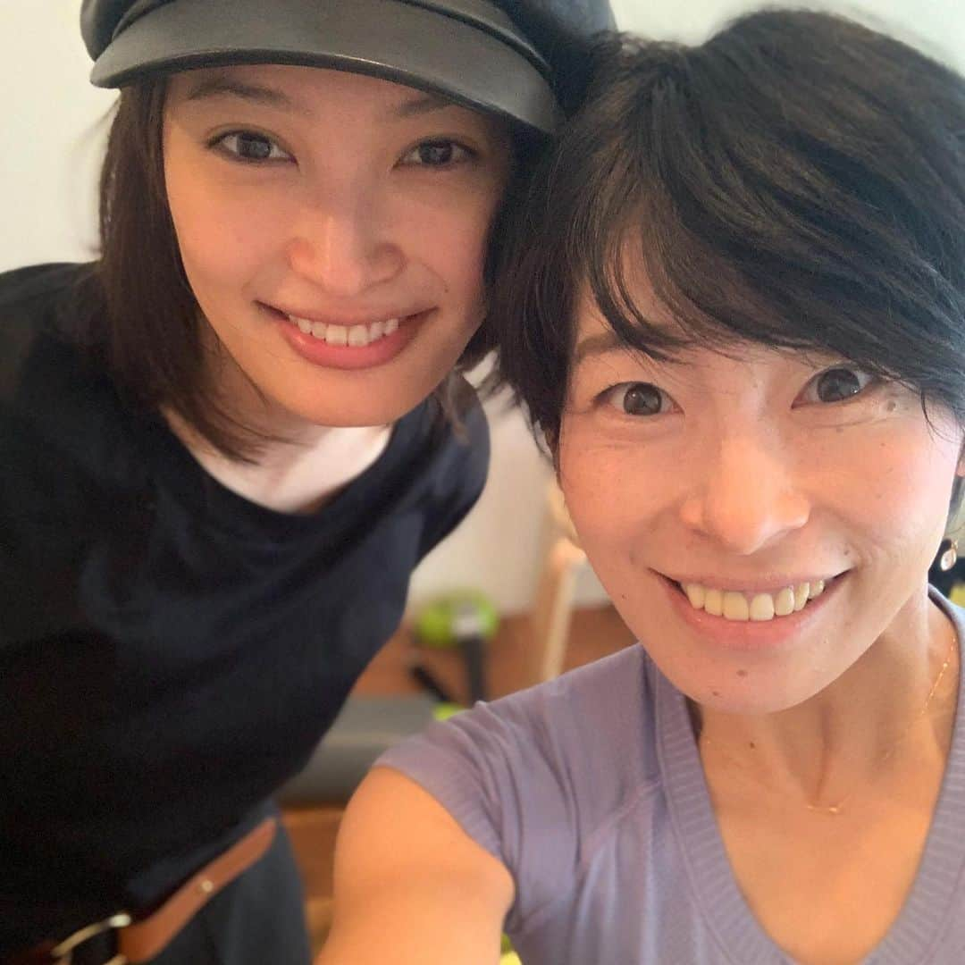 FitnessPlanner 星野由香さんのインスタグラム写真 - (FitnessPlanner 星野由香Instagram)「相変わらずの美しさ✨ @aya_omasa_official  出張も多い月でお忙しいのに、飛行機移動の後またすぐメンテナンス&Bodymakeへ  長いお付き合いです。 私がIMAC(関節可動域評価法)を取り入れてメソッドが変わってから、より絢さんの身体にも変化が出てきて、もっともっと綺麗になれる！を確信してセッションを続けています。  ポテンシャルの高い方のbodymakeに関わることで美の追求を一緒にさせていただけていること、それをお互いOffはOff、食事も楽しみつつが大切✨で良きペースで来ていただけてます。  ほぐしも頑張ってる絢さんなので ふわっとする必要のあるところはしつつ、引き締まる曲線美とともに関節の可動域制限を外してより柔らかくしなやかに動くbodyへ✨  #bodymake #女性の美しさ #全身の繋がり が大切」10月7日 18時02分 - yuka.hoshino222