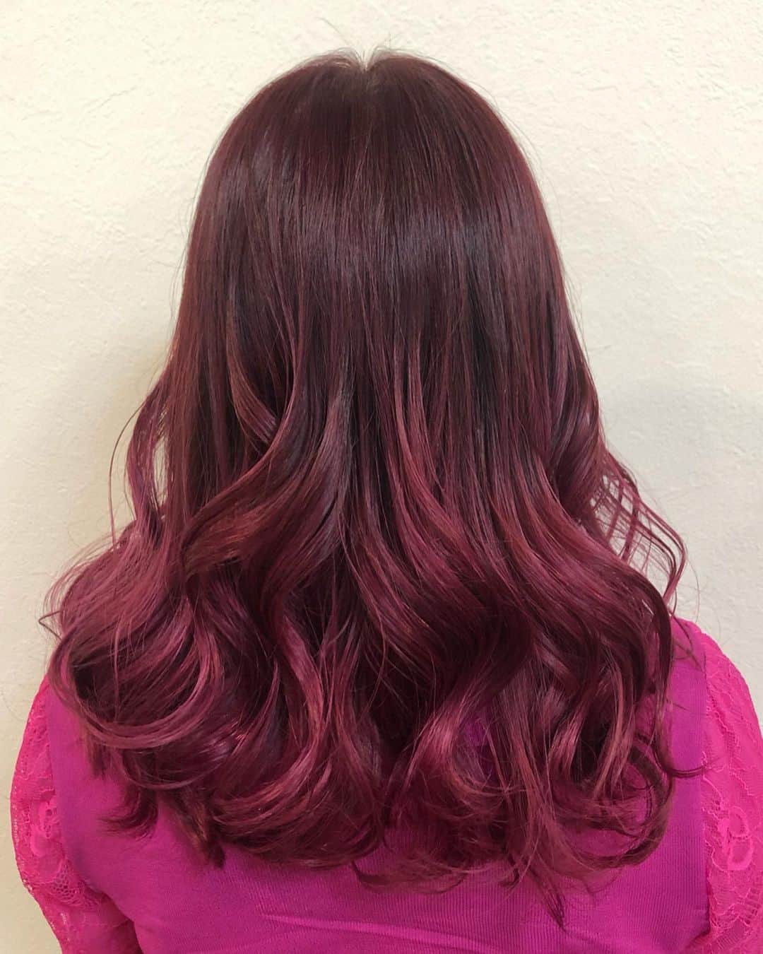 salon PRATiNO(サロンプラチノ)のインスタグラム：「. 💗グラデーション💗 . . 毛先がブリーチ毛なので カラーのみでグラデーションに💞 濃いめのピンクグラデで 秋らしく季節感を出しました💕 肌寒くなってきたこの頃 濃いめのカラーも人気です😉✨✨ . . 【CLAVIS PRATINO】 ◇月曜日～土曜日 11:00～20:00 ◇日曜日 11:00～18:00 ※定休日なし ※時間外はお問い合わせください。 愛知県名古屋市中区錦3-4-19石垣ビル７Ｆ ☎︎052-962-7017 . #hairstyle #hair #cornrow #braids #clavispratino #spiralperm #pratino #hairsalon #nagoya #haircolor #love #派手髪 #外国人風カラー #バレイヤージュ #グラデーション #コーンロウ #ブレイズ #スパイラルパーマ #特殊ヘア #ブラックヘア #美容室 #ヘアサロン #ヘアスタイル #ヘアカラー #クラビスプラチノ #名古屋 #栄 #錦」