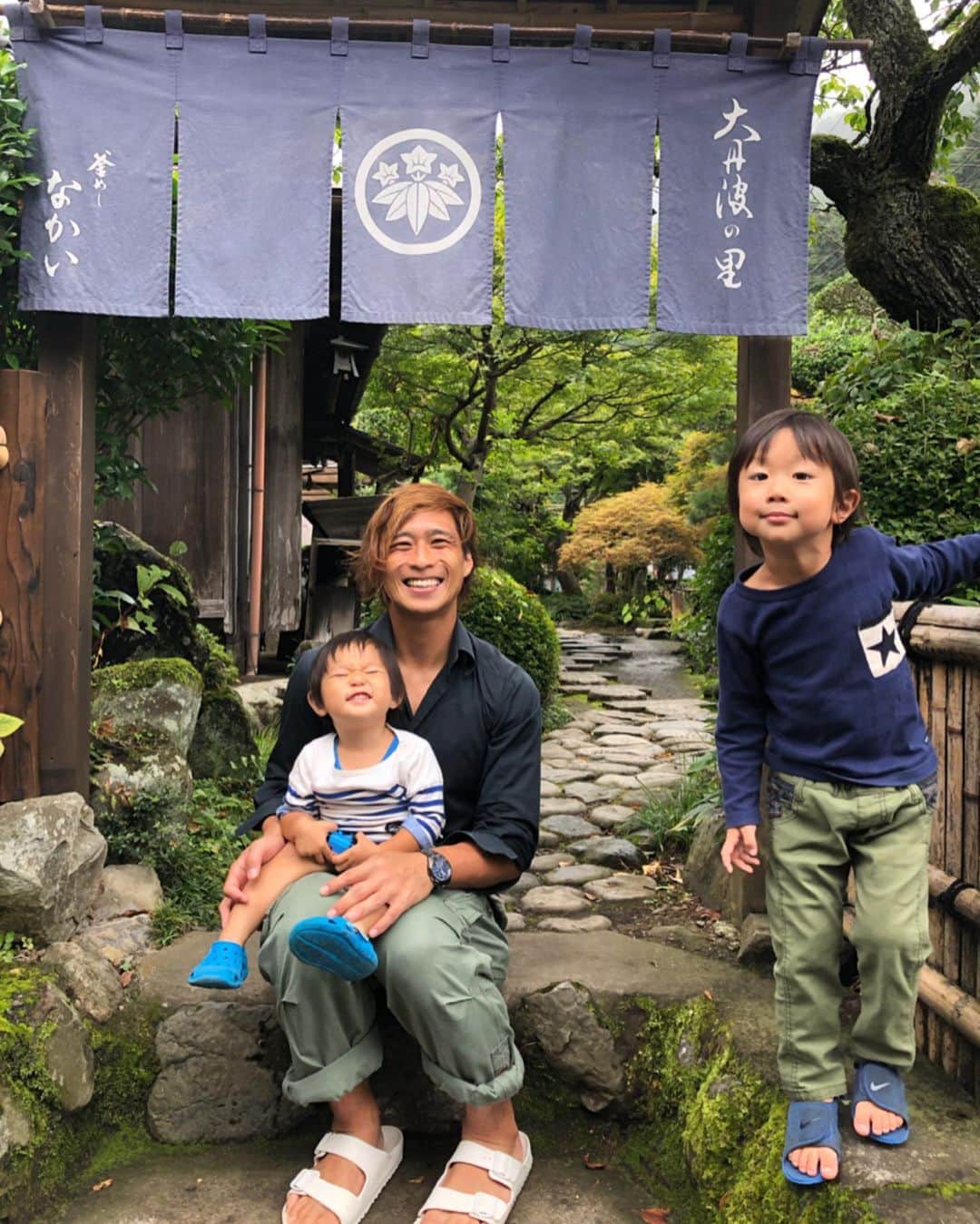 クレイジーパパさんのインスタグラム写真 - (クレイジーパパInstagram)「奥多摩で出会った絶品釜飯😋  いつも通りノープランだった奥多摩😹ママがネットで見つけた「釜めしなかい」。親切なお店の方が最寄り駅まで迎えに来て下さいました🙏  名物の釜めしは感動レベルの美味しさ。休みの日には2時間待ちになることもあるそう。今回は運よく入れ、ノープランだった我が家のランチが最高のランチに🤗  帰りも最寄り駅まで車で送って頂き、お腹も心も満たされました。ごちそうさまでした😊  #奥多摩 #ランチ #絶品 #釜飯 #感動レベル #送迎に感謝 #たま発  #tamahatsu  #PR  #多摩の魅力発信プロジェクト  @tamahatsu_official」10月7日 18時08分 - crazypapa.tv