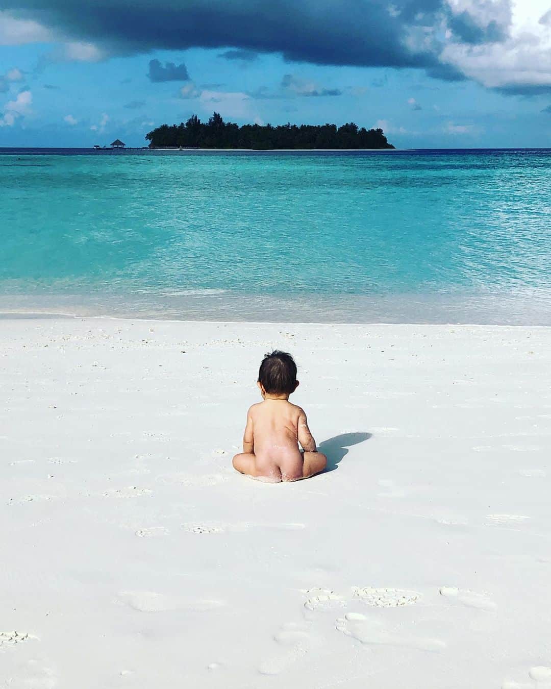 福本幸子さんのインスタグラム写真 - (福本幸子Instagram)「誰に似たのか、この人もハダカ好き。#おむつなし育児 Naked is always better. #nonappies #nonappiesnoproblem #maldives #roxylife #livewild」10月7日 18時09分 - okinawajudy