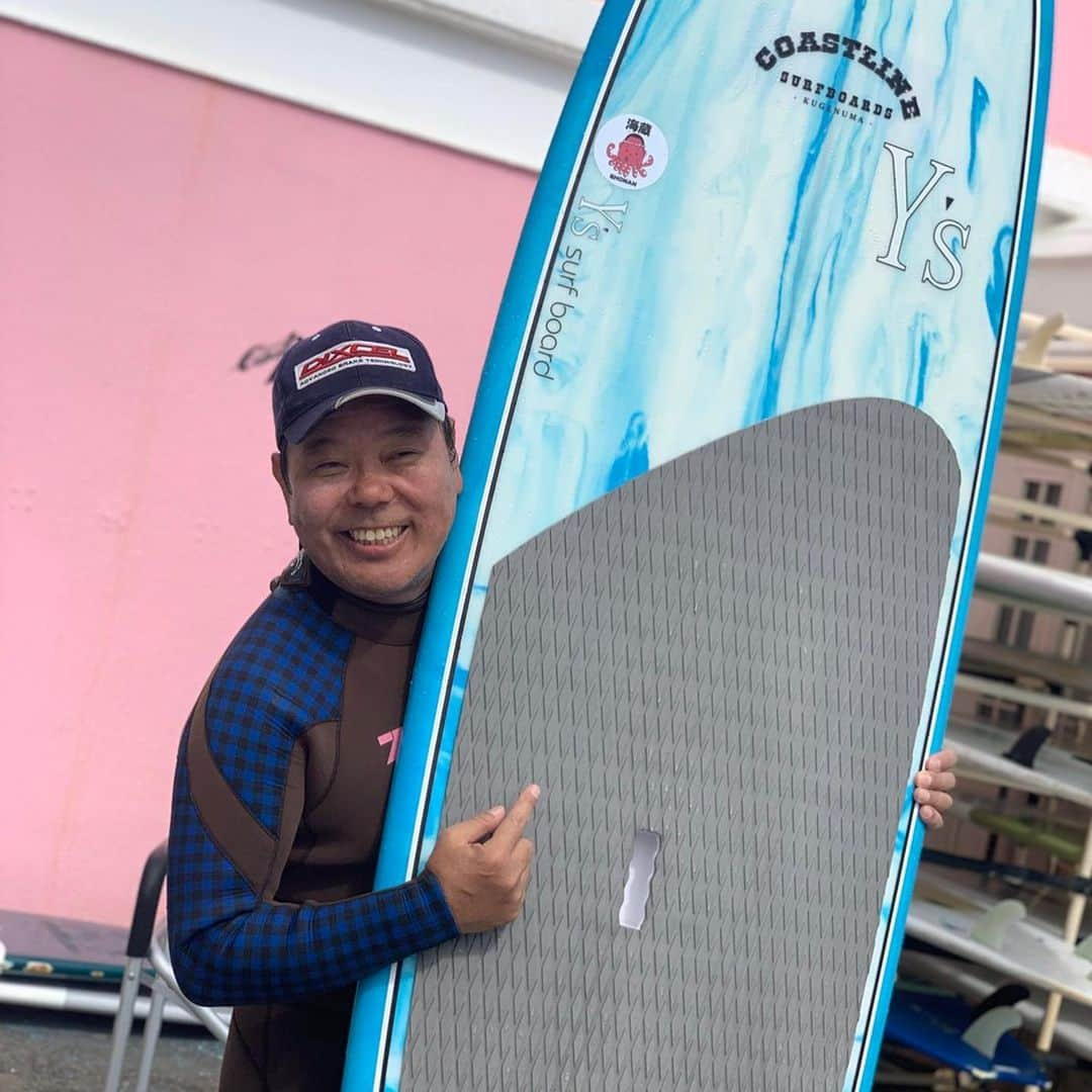 ほんこんさんのインスタグラム写真 - (ほんこんInstagram)「8ft 乗りやすボードです🏄‍♂️ 須藤幸浩さんシェイプのボード Yukiさんいつも有難うございます。 #ファンボード #8ft #須藤幸浩 #鵠沼海岸サーフィン  #zeroonewetsuits  #ディクセル #海蔵kaizou  #海蔵 #ほんこん」10月7日 18時26分 - hongkong2015_4_9