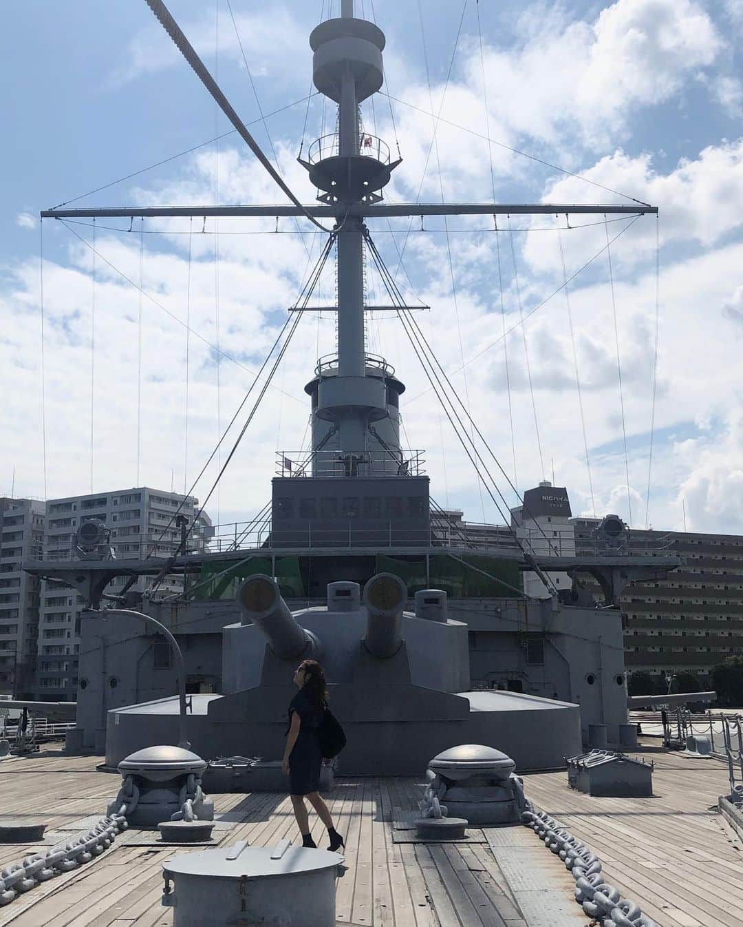 吉永愛さんのインスタグラム写真 - (吉永愛Instagram)「先週、鎌倉から横須賀と…ドライブしました🚗³₃billsでモーニングして… 横須賀にある、世界最古の鋼鉄戦艦であり、日本遺産の構成文化財に認定されている、 世界三大記念艦「三笠」を来艦してきました！ 三笠は、明治35年にイギリスで建造された戦艦で、日露戦争では東郷平八郎司令長官が乗艦する連合艦隊の旗艦として大活躍したそうです！ 東京湾を見ながら…タイタニック…やるよね(笑)さすがに主人には、拒否られました😂 #鎌倉 #江ノ島  #bills #湘南  #横須賀 #ドライブ #三笠 #戦艦 #ドブ板通り  #カフェ巡り #パンケーキ」10月7日 9時41分 - a.i.yy