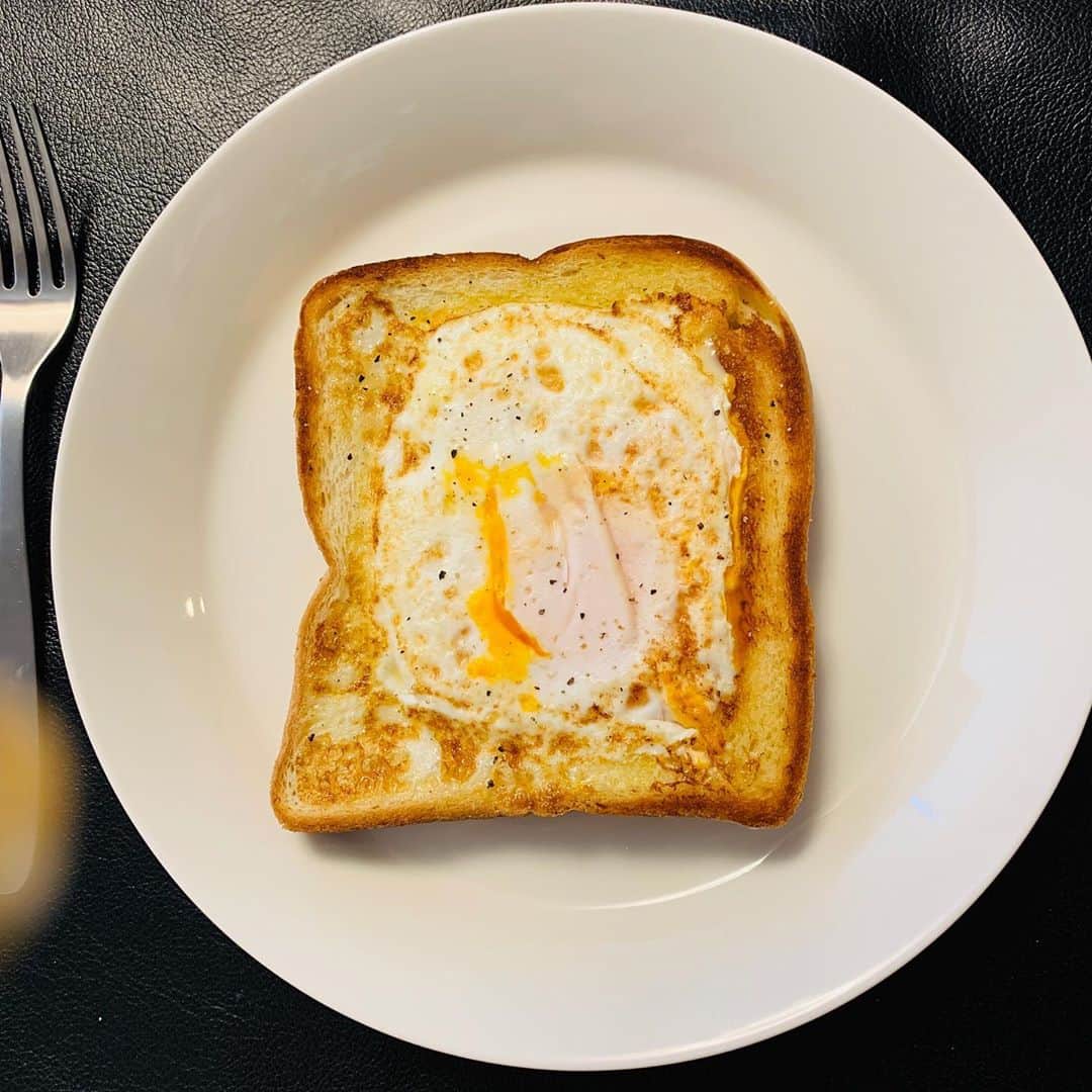 野々村友紀子さんのインスタグラム写真 - (野々村友紀子Instagram)「おはようございます。 本日はお昼から「バイキング」よろしくお願いします。  先日食べたサラベスの朝ごはん。エッグベネディクトもフレンチトーストも美味しかった！  でも最近、好きな朝ごはんは この食パンくり抜きタマゴ落としとろけるチーズとくり抜いたパンでフタしてフライパンでバターで焼いて塩胡椒かけたやつー 子供も好きです。  でもやっぱ、、一番は 焼き鮭と炊きたてごはんと味噌汁 お漬物と出汁巻が最高やね！！ 最近子供達に手抜き朝ごはんが多いので今度の休みは頑張ろう。」10月7日 9時51分 - nonomura_yukiko