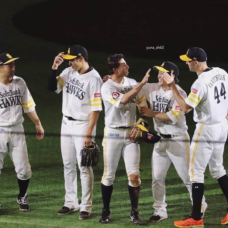 リック・バンデンハークのインスタグラム：「Big win yesterday for us @softbankhawks_official in game 2 of the first stage of the climax. 🙌🏻 It was a challenging game for me, but we fought as a team to get that win!💥 I tip my cap to the great performance from our bullpen led by @isikawa_shuuta with the W! 👏🏻 Great offense by Yanagita (@gita19881009), the Shinkansen 🚅 (@fukudashuhei37) and Despa (@despaigne54 )🚀 1-1 in series in a best of 3. Let’s cheer for Rei Takahashi (@Ray_hawks28) and the Hawks to get the victory today!  TOGETHER. WE. CAN. DO. IT!  #sbhawks #バンデンハーク #vandy44 #climaxseries #ソフトバンクホークス #福田秀平 #柳田悠岐 #despagne #高橋礼」