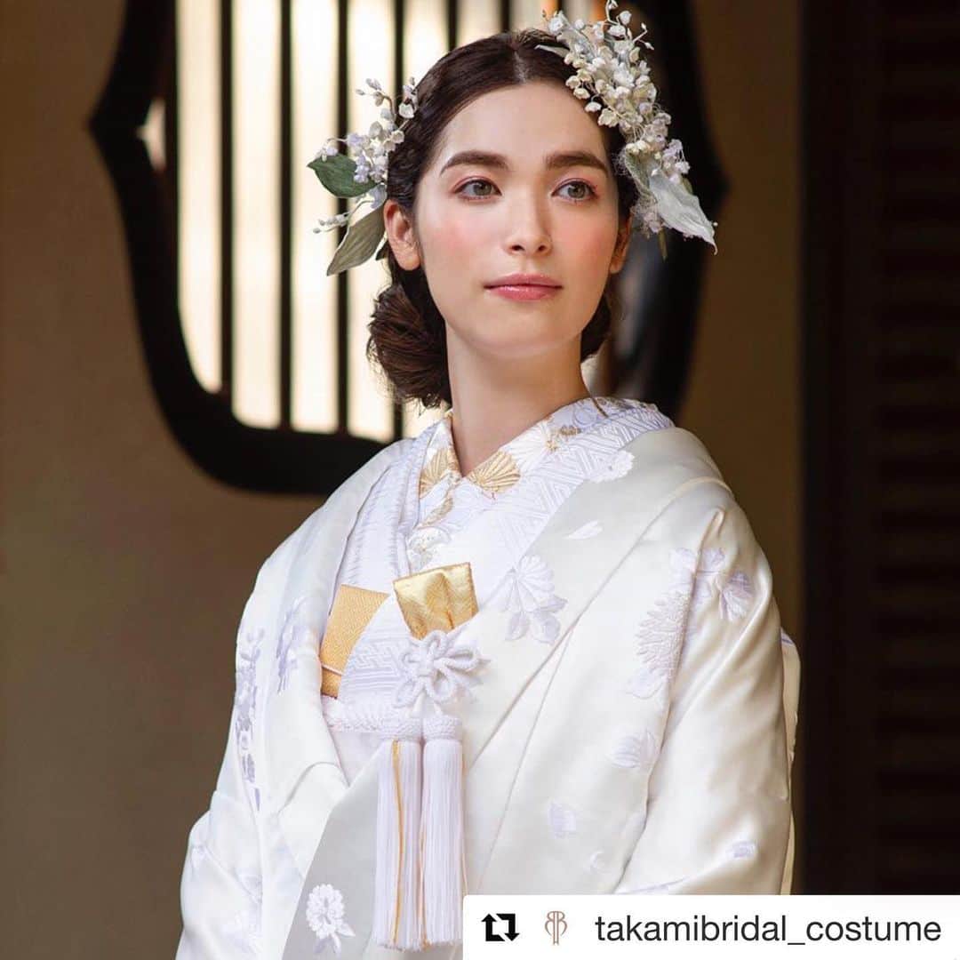 TAKAMI BRIDAL 神社和婚のインスタグラム：「⁂⁂⁂ 良い気候になってきましたね。 皆様がステキな1着に出会えますように。 ・ ・ #Repost @takamibridal_costume with @get_repost ・・・ 花嫁様の高鳴る喜びを優雅な古典文様の花鼓で表現し、花嫁道具の毬に託した白無垢です。﻿ ﻿ 白無垢：手刺繍 風雅花鼓 / てししゅう ふうがはなつづみ﻿ ﻿ベッド : Couture Garden 結 ⁂ ⁂ #神社 #神社挙式 #神社結婚式 #京都神社 #結婚式 #和婚 #和婚をもっと盛り上げたい #白無垢 #和装 #和装結婚式 #京都結婚式 #滋賀結婚式 #京都花嫁 #滋賀花嫁 #タカミブライダル #タカミブライダル京都 #takamibridal ﻿ ﻿」