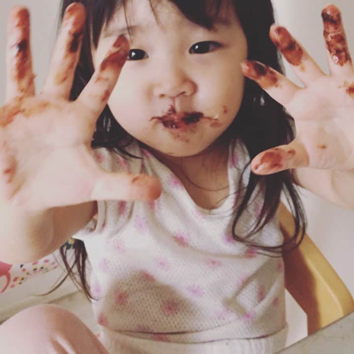 Yuka Maeda ::manicurelistのインスタグラム：「朝からぶっ飛ばしてます！（笑）  さて、何を食べたでしょーか🙋‍♀️ #正解はエクレア #きったないでしょー？ #うん😂 #スティクパンやっと飽きた #急にいらんって言い出した #えー😱買う前に言って😂 #最近はフルーツとヨーグルト #うらやましい #母は賞味期限に追われるスティクパン #2歳児 #2歳ごはん」