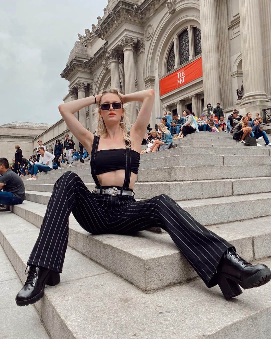 Addison Moffettのインスタグラム：「Welcome back, Queen Serena. Consider us your humbled servants. ‘Cause if looks could kill we wouldn’t want to be Dan Humphrey. - XOXO. Gossip Girl.」