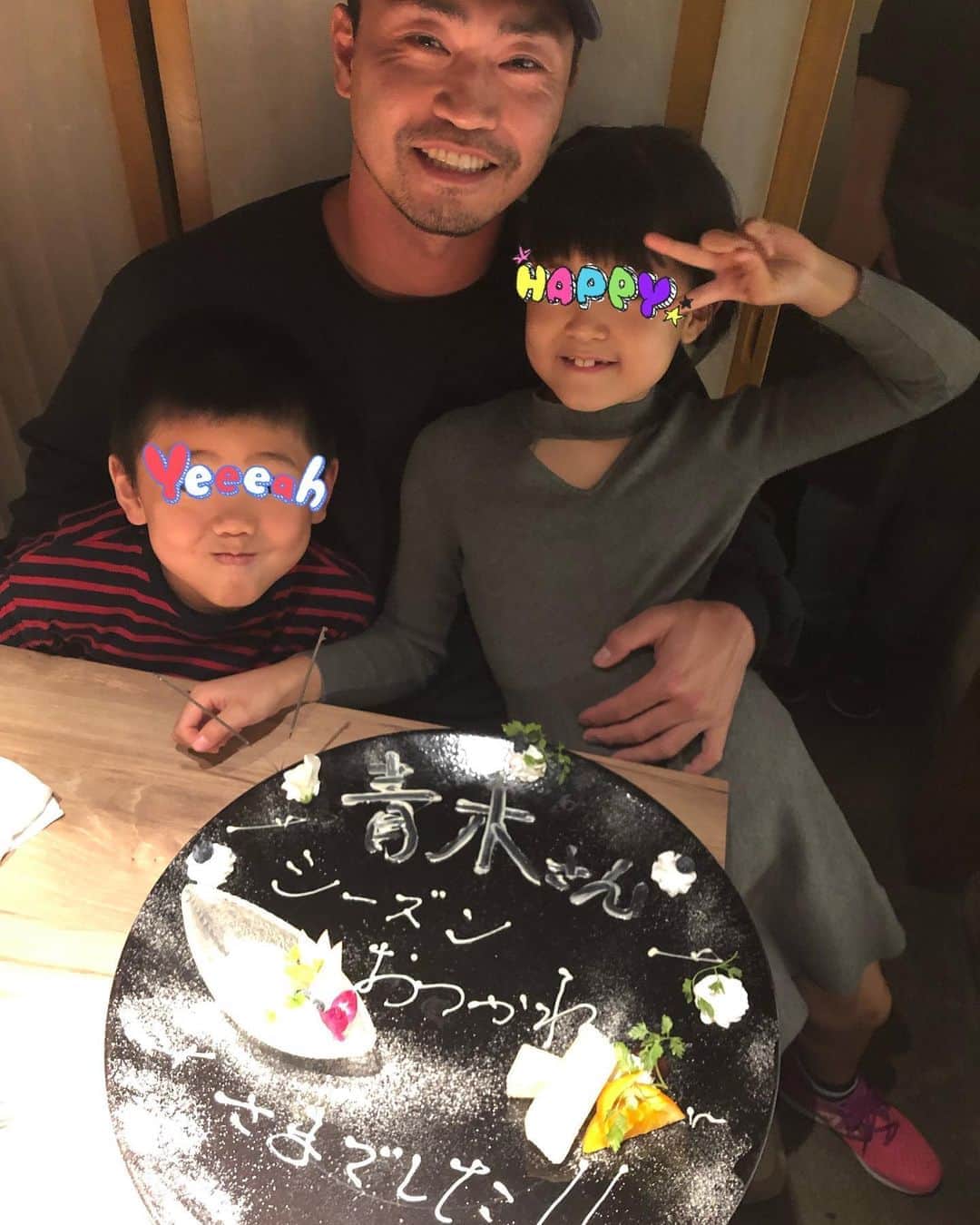 青木佐知のインスタグラム：「・ パパ→銀 娘→黄色 Jr.→金 私→薄ピンク だそうです🙏✨ 話を聞けば聞くほど納得✨笑 私はあまり信じないんだよねー とかカッコつけてた1時間前の私に言いたいよ。 ・ あなた一番楽勝だったよ ・ と。笑 ありがとうございました🙏✨ 青木さんシーズンおつかれさまでした #Jr.が金ってー🕺 #金っぽい顔してるわこの写真笑 #私そういうの信じないんだよね #いるそういう人いる #楽勝だった  #別にカッコつけてたわけじゃないけど笑」