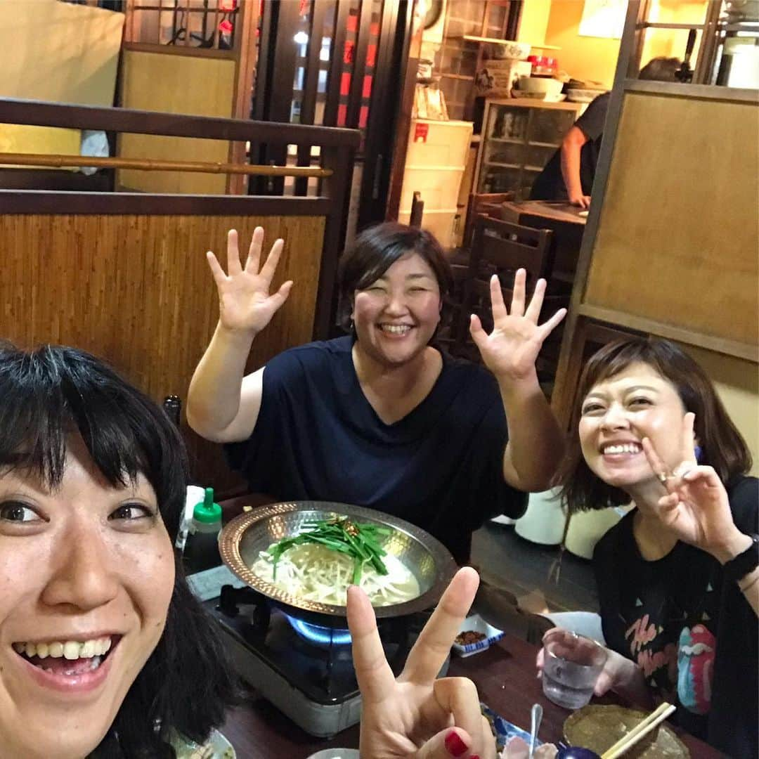 大宮エリーさんのインスタグラム写真 - (大宮エリーInstagram)「【スナックエリー情報】さあ、博多は満席〜〜ありがとう😊あれま。行きたかったのかたは田代奈々ちゃんのふるさと佐賀でスナックエリー🍻土曜日だよん。 ご飯もでるよん。 土曜日、楽しく過ごそ〜〜 申し込み待ってるドキドキ💓 #バンバンバザール  #黒ちゃん #奈々ちゃん #田代奈々 #佐賀のマドンナ  博多はSOLD OUT！【ぜひ！スナックエリーin佐賀へ】 開催日：10月12日（土） 場所:CIEMA シエマ(佐賀県佐賀市松原2-14-16セントラルプラザ3F) 開場:18:30 開演:19:00 料金:3500円（１D付き） ↓予約はこちらからメールかお電話で ow.ly/yAPs30pEiAR」10月7日 10時50分 - ellie_omiya