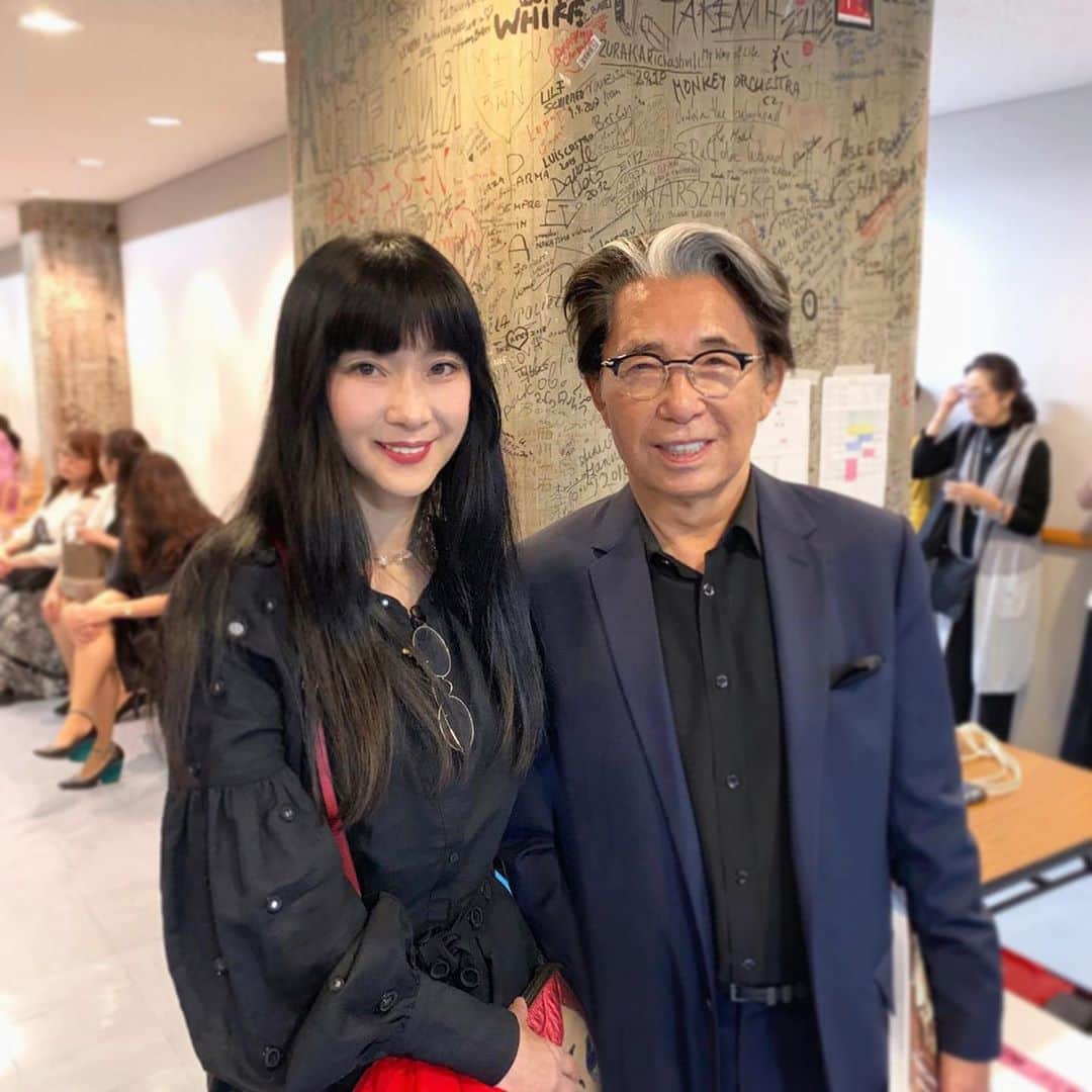 のインスタグラム：「KENZOさんおつかれさまでした💖﻿ 幻のような蝶の純潔衣装🦋✨﻿ ﻿ オペラ「蝶々夫人」﻿ 衣装：高田賢三 演出：宮本亞門﻿ 東京二期会、ザクセン州立歌劇場（ゼンパーオーパー・ドレスデン）、デンマーク王立歌劇場、サンフランシスコ・オペラの4ヶ国初の共同制作公演﻿ ﻿ #Opera #madambutterfly #KENZOTAKADA #オペラ  #高田賢三 #蝶々夫人 #生きる伝説 #anjuphotographer #安珠写真家 ﻿#元KENZOmodel ﻿ https://www.fashionsnap.com/article/2019-10-03/madame-butterfly-kenzo-takada/﻿ ﻿ https://www.fashionsnap.com/article/kenzo-takada-interview/﻿」