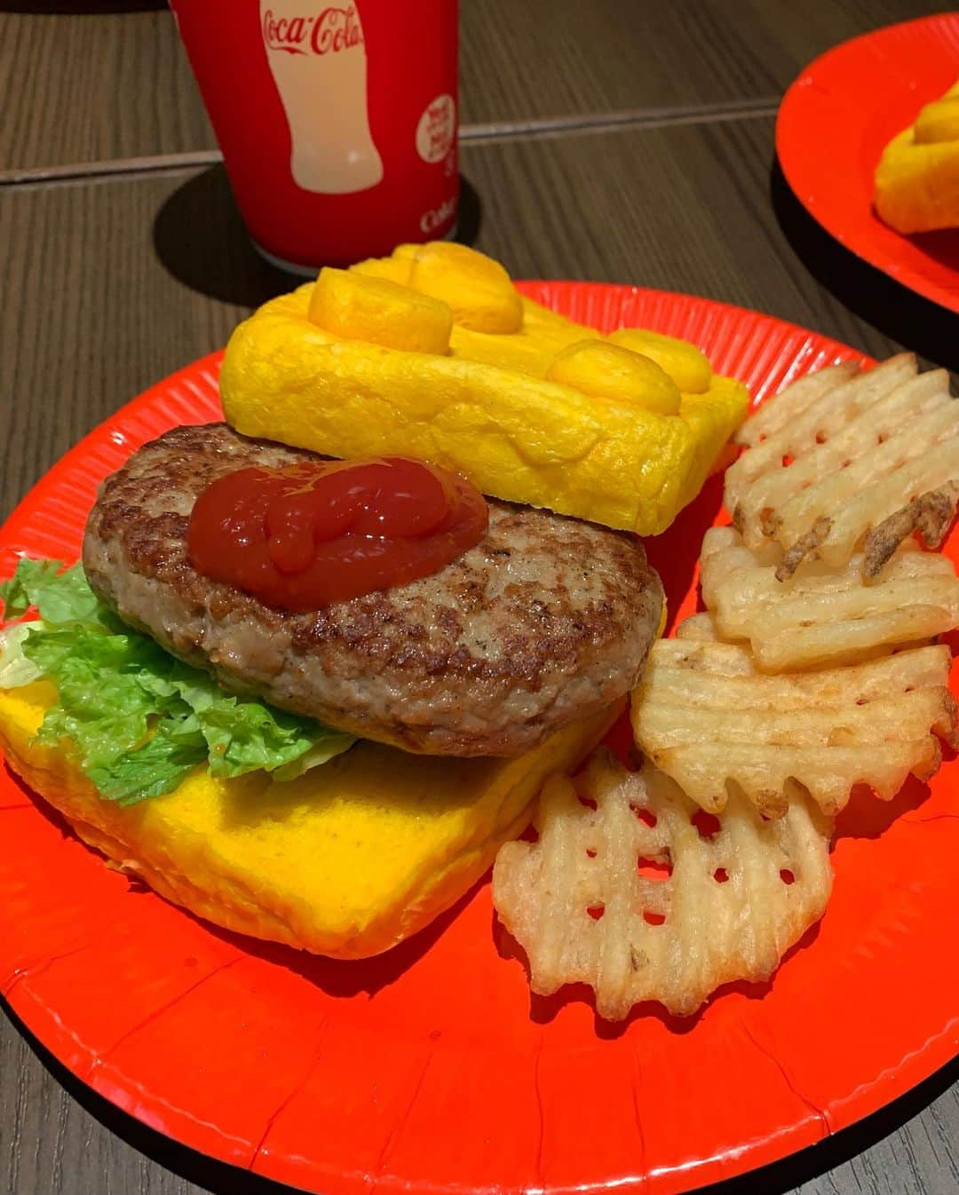 春名亜美さんのインスタグラム写真 - (春名亜美Instagram)「lunchのハロウィンメニューがまたかっわいいこと！！❤️ しかもめちゃくちゃ美味しかった🍔🌭 ・ ・ ・ #レゴランド東京 #レゴハロウィン #legoland #ハロウィン #ハロウィン仮装 #halloween #ハロウィンメニュー #ハロウィンランチ」10月7日 11時11分 - amiharunaami