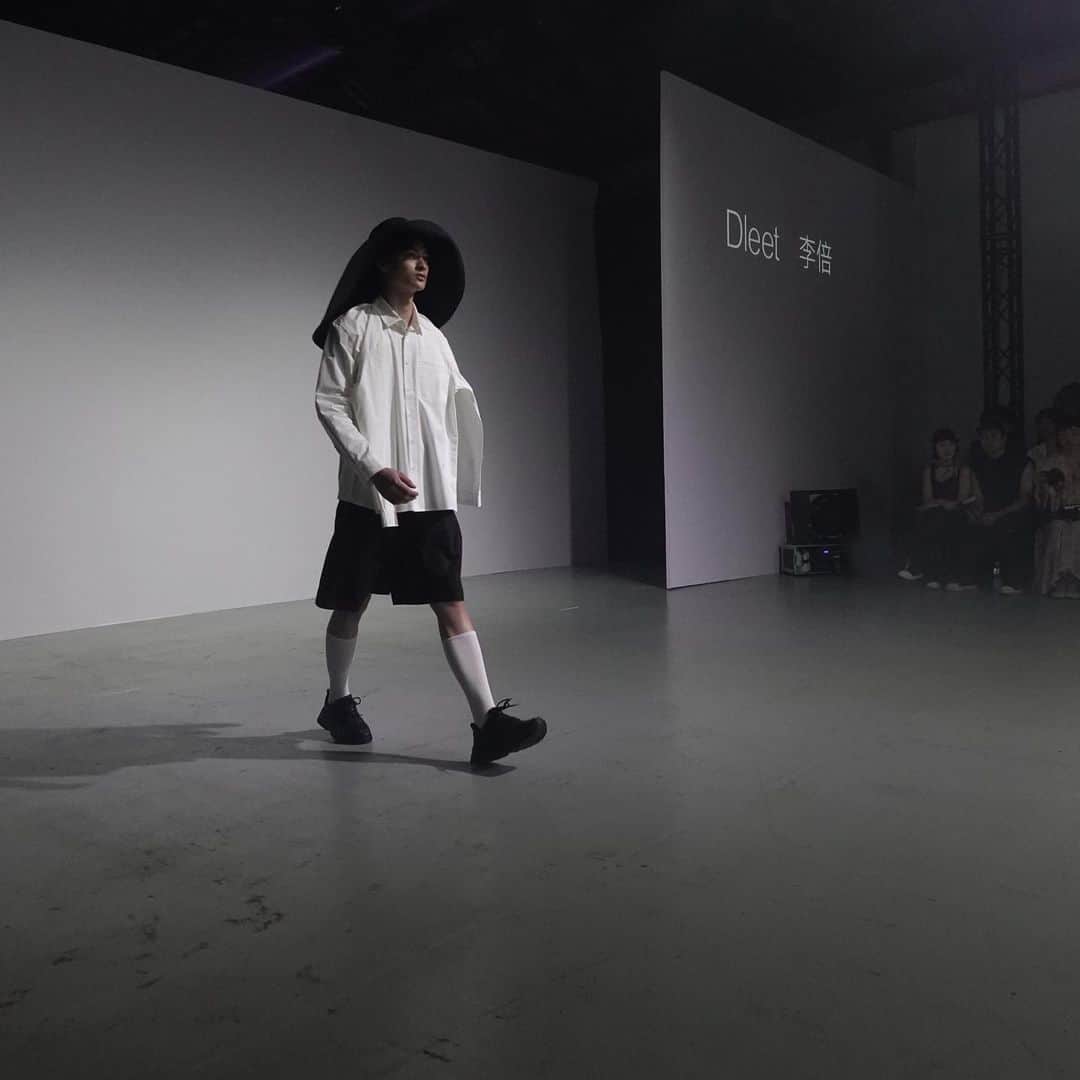 林信行さんのインスタグラム写真 - (林信行Instagram)「#taipeifashionweek day 2 独特の世界観作るけど1つ1つちゃんと見ると案外普通に日常使いもできそうな #YenLing シンプルな色合いだけど、よく見るとそこまでシンプルとは限らずヒトひねりが見えてくる　#Dleet」10月7日 11時21分 - nobihaya