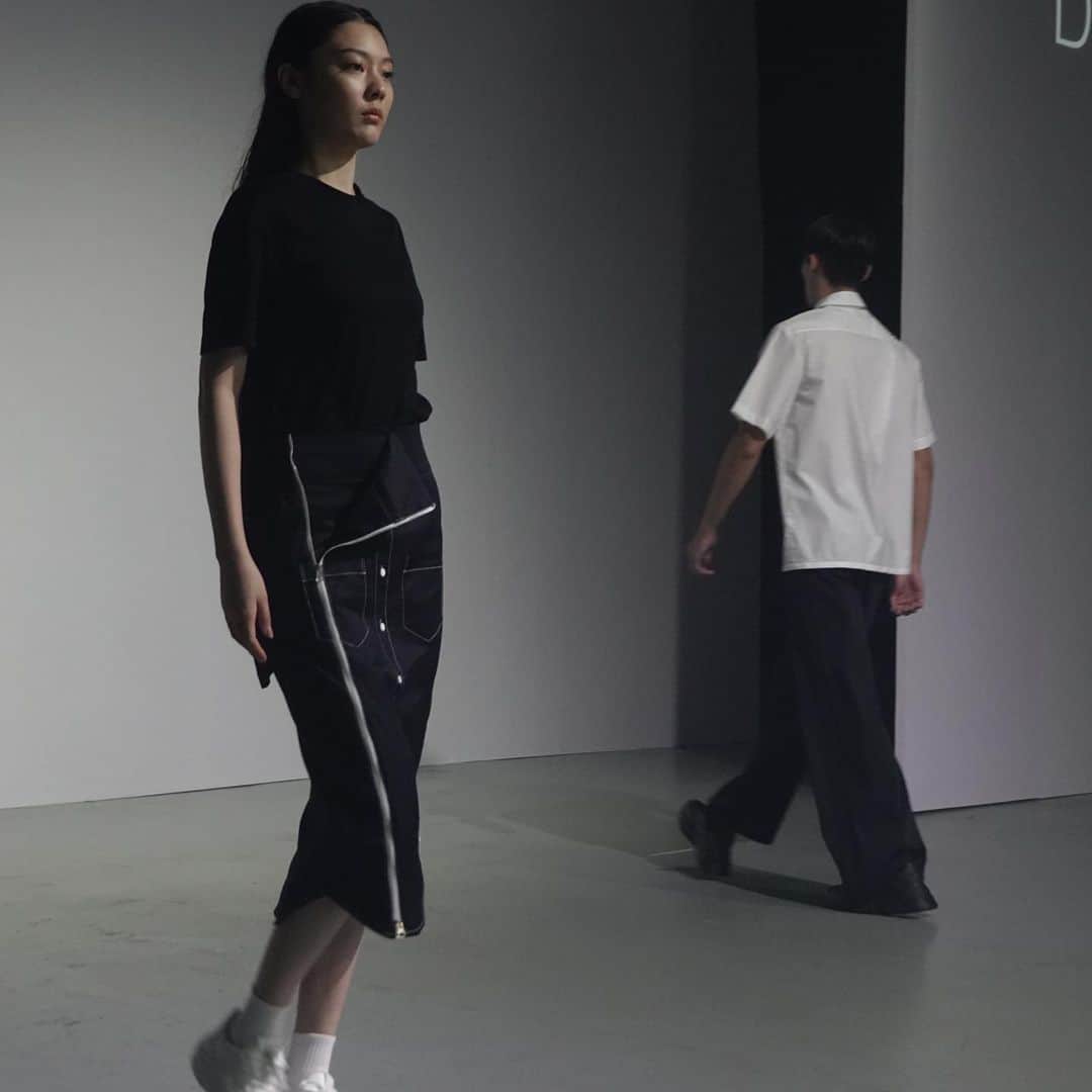 林信行さんのインスタグラム写真 - (林信行Instagram)「#taipeifashionweek day 2 独特の世界観作るけど1つ1つちゃんと見ると案外普通に日常使いもできそうな #YenLing シンプルな色合いだけど、よく見るとそこまでシンプルとは限らずヒトひねりが見えてくる　#Dleet」10月7日 11時21分 - nobihaya