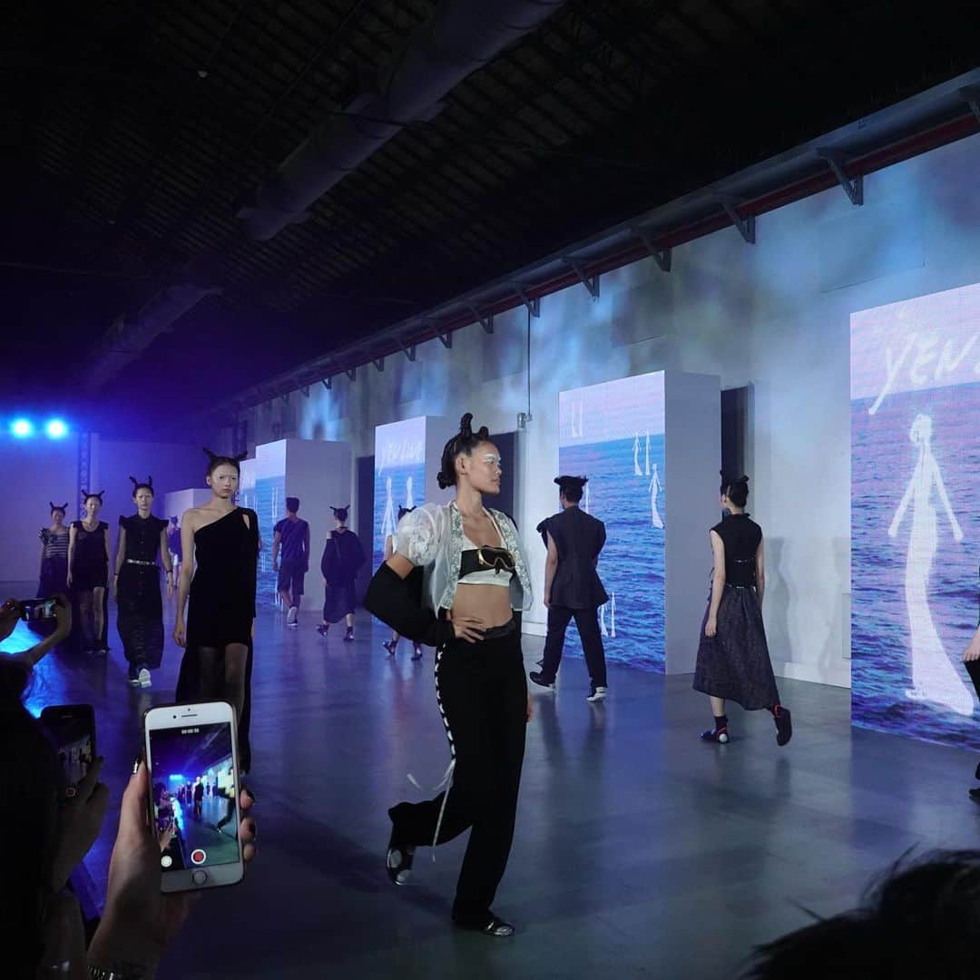 林信行さんのインスタグラム写真 - (林信行Instagram)「#taipeifashionweek day 2 独特の世界観作るけど1つ1つちゃんと見ると案外普通に日常使いもできそうな #YenLing シンプルな色合いだけど、よく見るとそこまでシンプルとは限らずヒトひねりが見えてくる　#Dleet」10月7日 11時21分 - nobihaya