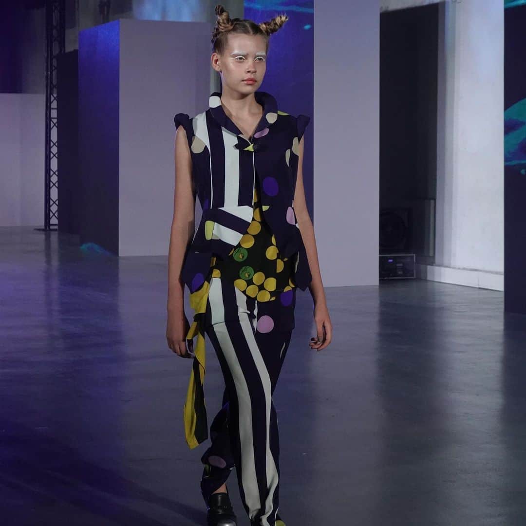 林信行のインスタグラム：「#taipeifashionweek day 2 独特の世界観作るけど1つ1つちゃんと見ると案外普通に日常使いもできそうな #YenLing シンプルな色合いだけど、よく見るとそこまでシンプルとは限らずヒトひねりが見えてくる　#Dleet」