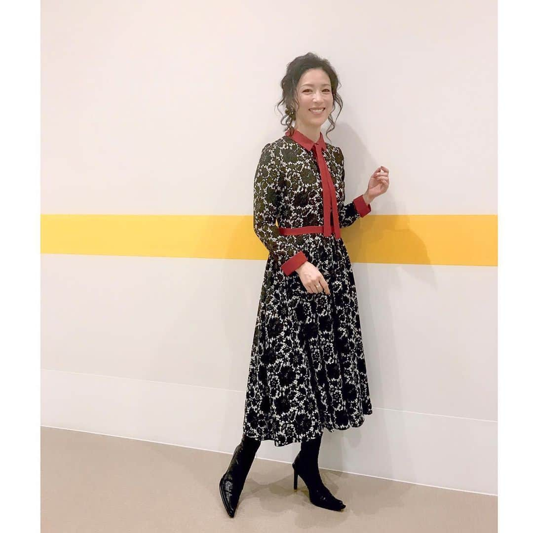 若村麻由美さんのインスタグラム写真 - (若村麻由美Instagram)「【告知】例年10月になると小風邪を患うstaff Aです😣手洗いうがいは必須ですね😤 先週北海道にて、TV・映画をご覧くださった皆様ありがとうございました🙇‍♀️ . 📢近日出演 . 📻TBSラジオ 9/29(日)・10/6(日)・13(日)9:55〜9:59 龍角散 プレゼンツ「のどの窓」全3回 https://www.tbsradio.jp/413524 . 📰サンスポ 10/6(日)・13(日)・20(日)・27(日) 「朝ドラのころ」全4回連載 . 📺TV朝日 10月17日スタート毎週(木)20:00 「科捜研の女19」風丘早月役 https://www.toei.co.jp/tv/kasouken19/index.html . dress @viscotecs_makeyourbrand . #mayumiwakamura ‪ #若村麻由美 #先週 #北海道訪問 #onちゃん #イチモニ #イチオシ #一粒の麦 #荻野吟子の生涯」10月7日 11時14分 - mayumiwakamura_official