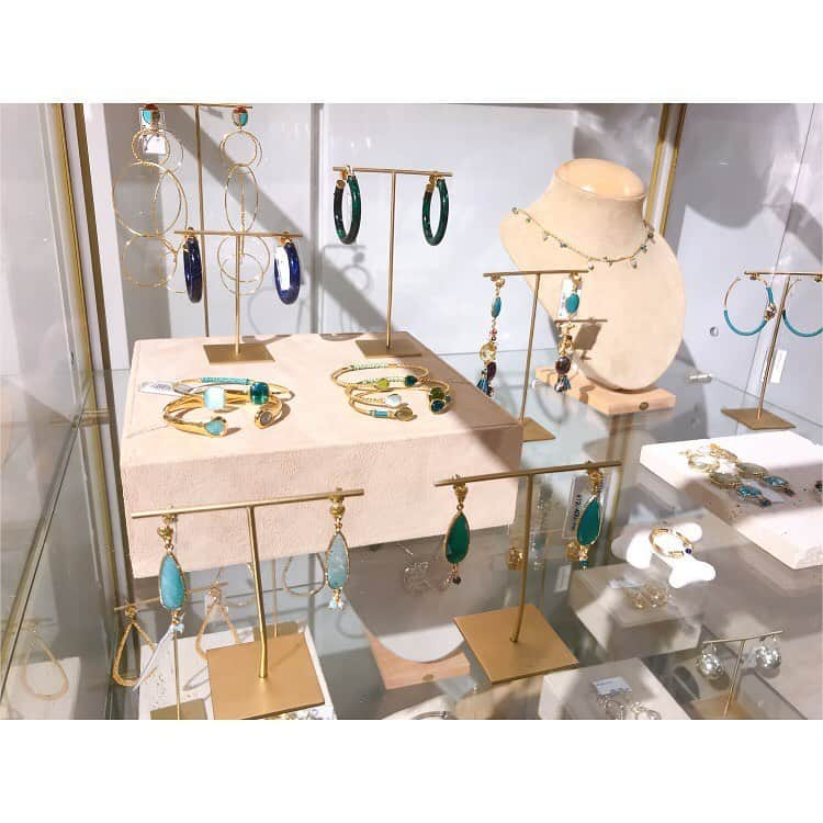 大谷朋子さんのインスタグラム写真 - (大谷朋子Instagram)「♡ * 大好きなアクセサリー @gas_bijoux_japan の2020春夏展示会へ◡̎✧ * キレイな色使いや、繊細な感じ、 とっても可愛かった❤︎ * @1122miu1122 ちゃん、いつもありがとー❤️ * * #gasbijoux #accessory #ガスビジュー #アクセサリー」10月7日 11時17分 - tomoko_ohtani