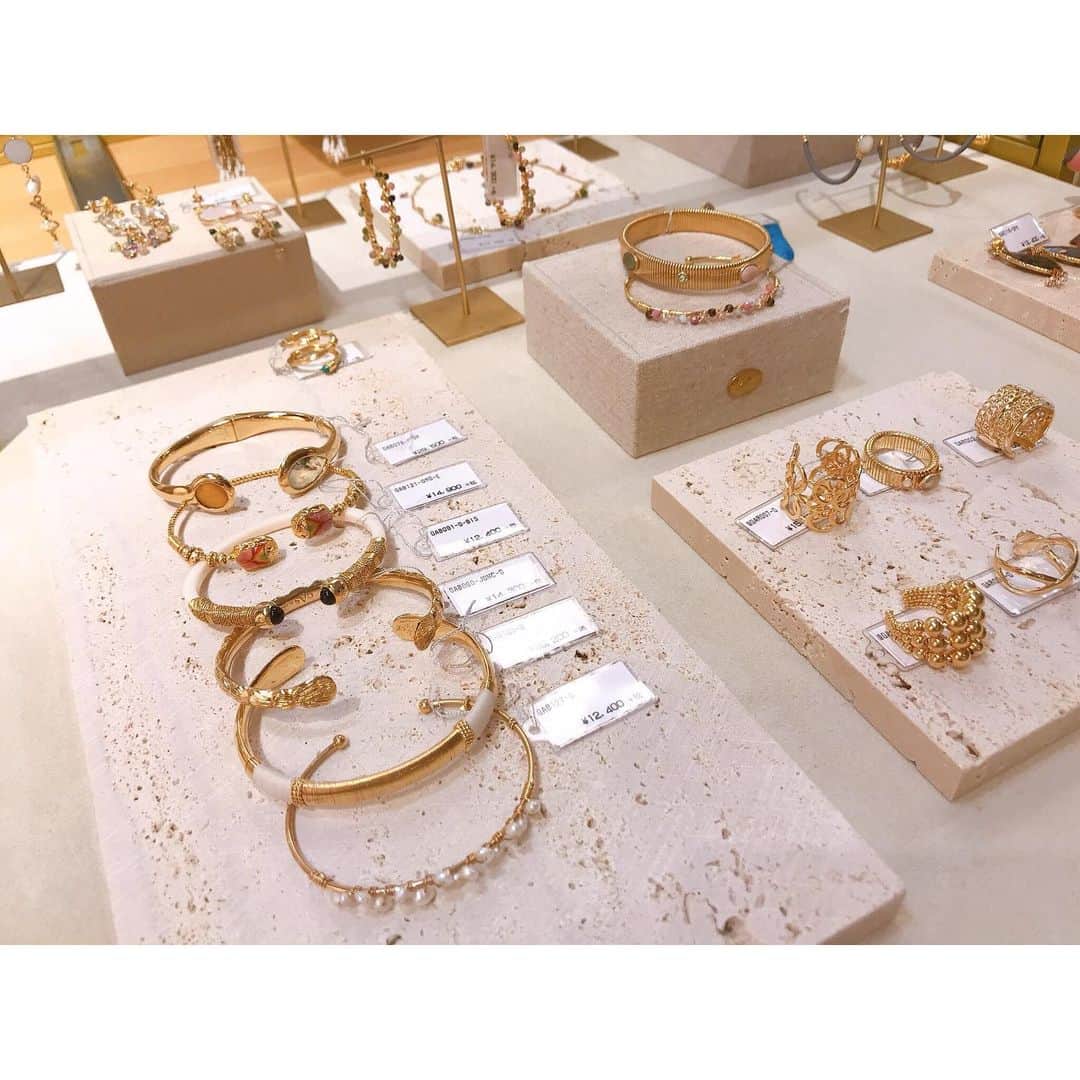 大谷朋子さんのインスタグラム写真 - (大谷朋子Instagram)「♡ * 大好きなアクセサリー @gas_bijoux_japan の2020春夏展示会へ◡̎✧ * キレイな色使いや、繊細な感じ、 とっても可愛かった❤︎ * @1122miu1122 ちゃん、いつもありがとー❤️ * * #gasbijoux #accessory #ガスビジュー #アクセサリー」10月7日 11時17分 - tomoko_ohtani