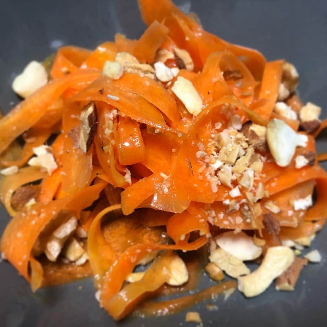 馬渕史香のインスタグラム：「細切りするのめんどくさくて、ピーラーでキャロットラペ🥕  #ふみかごはん  #あしざわ家 #レシピ #recipe #ずぼらレシピ #主婦 #macaronimate -- #japan #japanesefood  #food #instafood  #foodstagram」