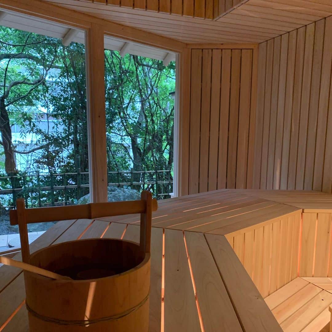 渡部建さんのインスタグラム写真 - (渡部建Instagram)「創業145年、国の有形文化財の伊豆修善寺の旅館「落合楼」がリニューアルしました。 最大のリニューアルポイントはサウナ！ もともとあった露天風呂を水風呂にしてその上に茶室風のサウナ室を！ 目の前に広がる森と川、夏は蛍が見えることも！ サウナ初心者ですが、とても感動しました。 #なんだかとても宣伝っぽいですが #知り合いが携わっているので #伊豆修善寺 #落合楼 #サウナ #サウナイキタイ  #プロサウナー #ととのえ親方」10月7日 11時38分 - watabeken