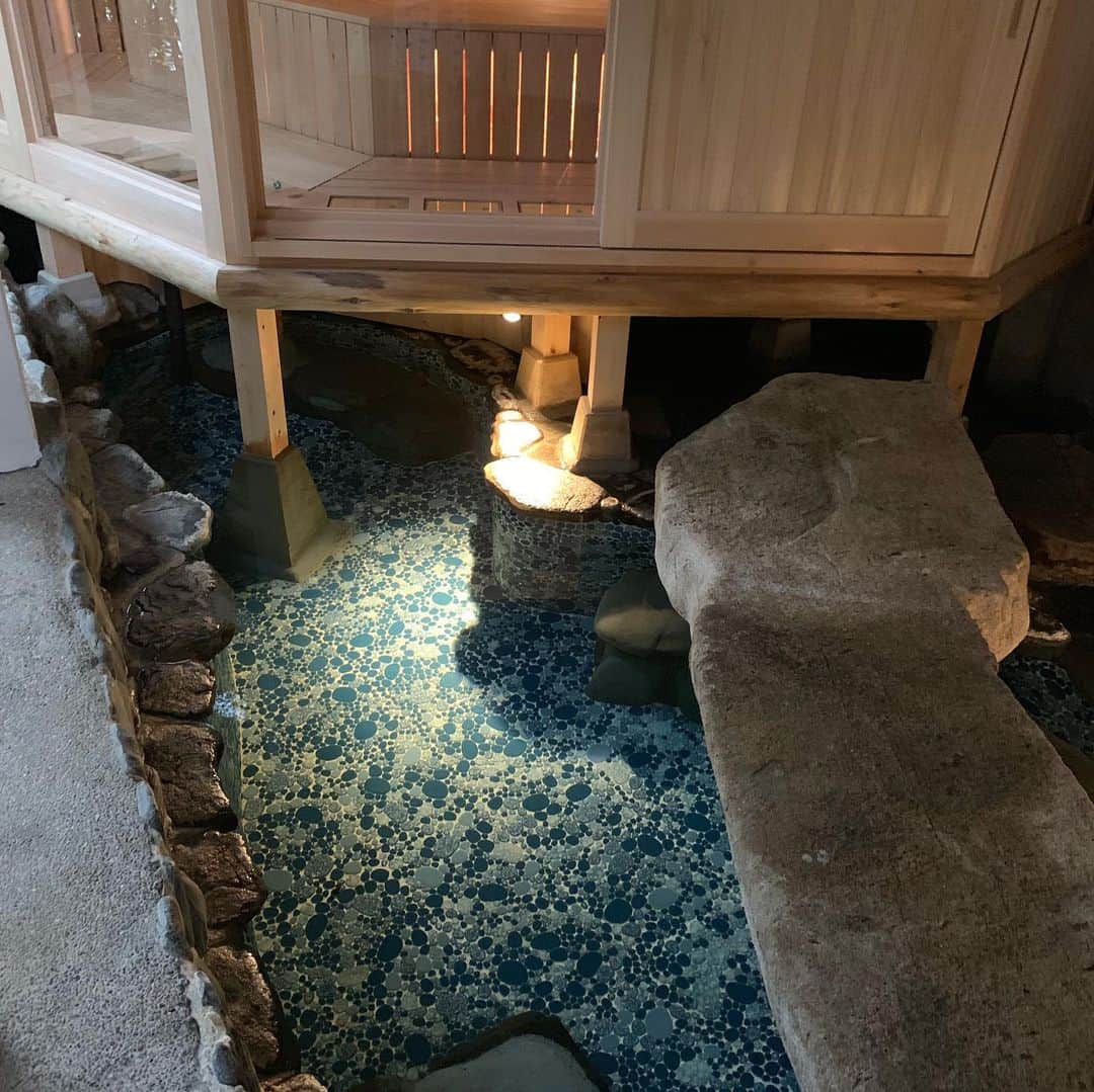 渡部建さんのインスタグラム写真 - (渡部建Instagram)「創業145年、国の有形文化財の伊豆修善寺の旅館「落合楼」がリニューアルしました。 最大のリニューアルポイントはサウナ！ もともとあった露天風呂を水風呂にしてその上に茶室風のサウナ室を！ 目の前に広がる森と川、夏は蛍が見えることも！ サウナ初心者ですが、とても感動しました。 #なんだかとても宣伝っぽいですが #知り合いが携わっているので #伊豆修善寺 #落合楼 #サウナ #サウナイキタイ  #プロサウナー #ととのえ親方」10月7日 11時38分 - watabeken