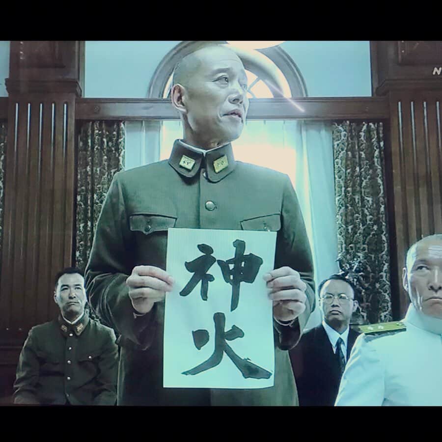 鈴木暁昇のインスタグラム：「* ◆いだてん * 大河ドラマ『いだてん』の書道小道具一部を担当しました。万年筆で英語の筆記体を書くシーンも吹き替えております。 * 土曜日の再放送やオンデマンドでご覧になる際にお気に留めてくだされば幸いです。 * I provided calligraphy works used in famous Japanese dramas.  Yesterday it was broadcast on TV. * * *** *** *** *** *** *** ◆11月開講 鈴木曉昇通信基礎講座・新規受講生募集✨ * ◆11月開講 鈴木曉昇基礎クラス・新規受講生募集✨ * 詳しい内容はホームページに記載しております。申し込みはメッセージかホームページ問い合わせより受付致します。 * 🔎鈴木曉昇 🔎鈴木曉昇 書芸教室 * #書道 #鈴木曉昇 #和 #wabisabi #calligraphy #筆文字 #artistic #硬筆 #ペン字 #beautiful #chinesecalligraphy #japanesecalligraphy #墨 #sumi #書法 #japan #手書き #美文字 #手書きツイート #オリンピック #Olympic #japaneseculture #日本 #chineseculture #書道パフォーマンス #いだてん #大河ドラマ」