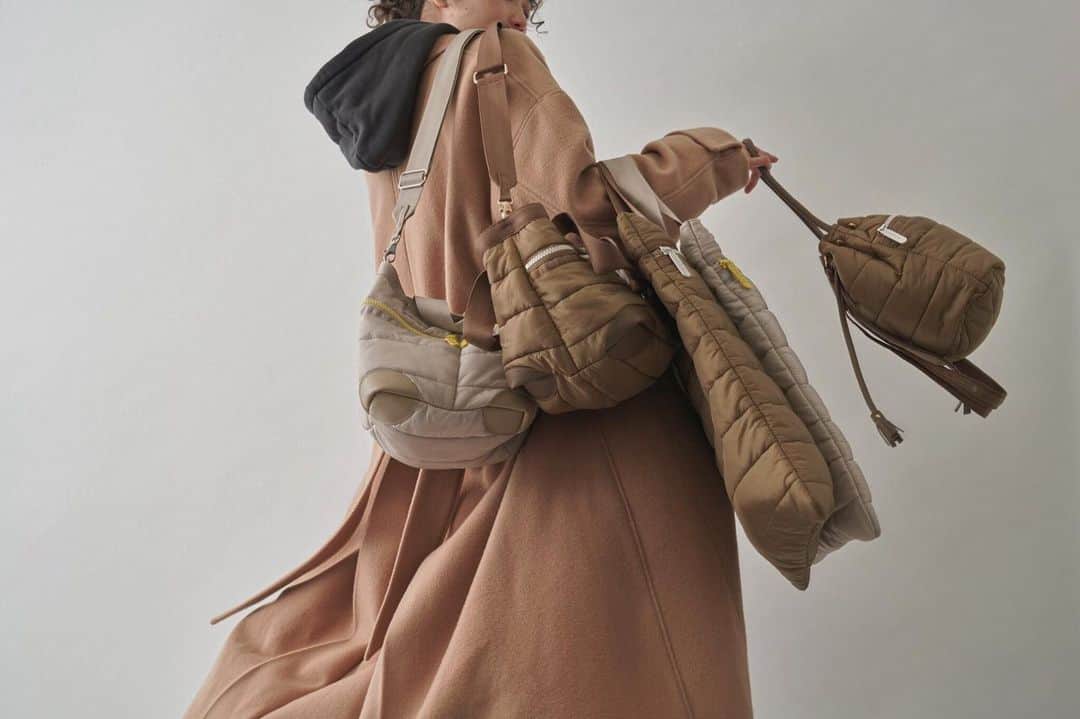 MAISON DE REEFURのインスタグラム：「. 【 MAISON DE REEFUR x LeSportsac 】 -Koala / Lion- コアラ / ライオン . 肌触りが良く、軽量なキルティング素材を使ったシリーズ。温かみがあり落ち着いたブラウンベースにアイボリーのファスナーがシックな印象の「ライオン」と、ライトなグレイッシュトーンのベースにレモンイエローのファスナーがアクセントの「コアラ」。各色５デザイン展開。 . 【 展開店舗 】 代官山本店・ルミネエスト新宿店・博多店・OFFICIAL WEB SHOP・ZOZOTOWN 店・全国レスポートサック店舗・レスポートサッ公式オンラインストア ※展開商品は店舗によって一部異なります。 詳しくは、各ショップまでお問い合わせください。 . . #maisondereefur #lesportsac #totebag #autumn #winter #lion #koala #メゾンドリーファー #レスポートサック #ライオン #コアラ #2019aw」