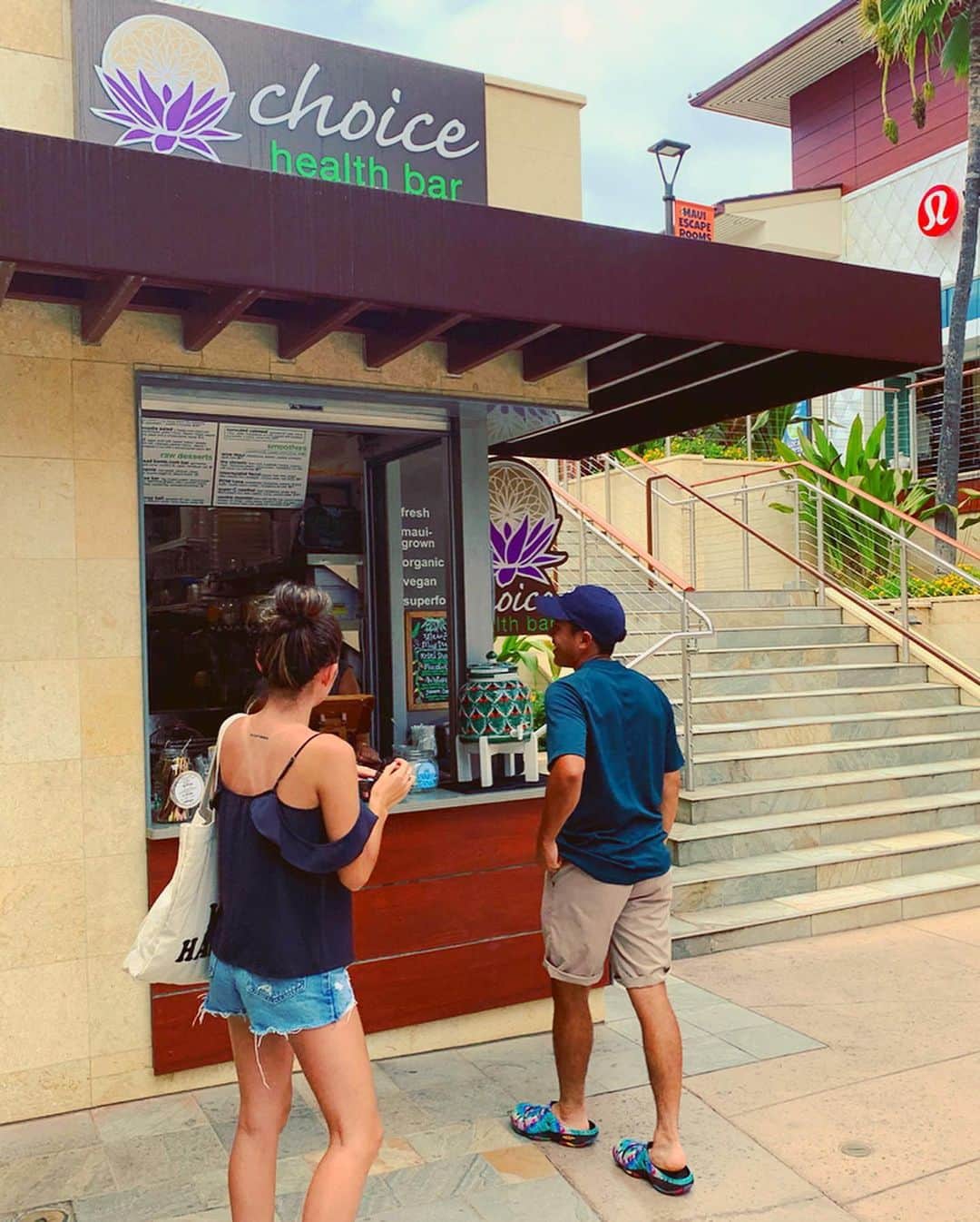 高松いくさんのインスタグラム写真 - (高松いくInstagram)「Hotelからシャトルバスで行ける whalers village shopping center へ🙌  どんなに食べても、 ジェラートやアサイーボウル、スムージーは別腹よね😋  るるぶにも載ってた ショッピングモール内にある 『Ono jelato』と 『Choice health bar』へ。  マウイ島でアサイーボウルやスムージーを買う時、名前を聞かれて、 出来上がったら呼ばれるんだけど、 スッゴイ大きい声で強めに 「IKU！！」 って呼ばれるから いつもビックリして慌てて取りに行く（笑）  でも、下の名前で呼ばれると やっぱり嬉しいし。 アットホーム感あって その場にいやすくなる。  ここでお写真をと言わんばかりに パイナップル🍍チェア（笑） もちろんすっ飛んで姉を巻き込んみパシャリww  Whalers Village ショッピングモールの入口には、その名の通り、クジラがお出迎えしてくれます！ 大きなクジラの骨のオブジェ🐋 解剖学的な見方をするとそれもまた興味深かった🤔✨ _ _ 🦷 🦷 🦷 歯医者さんは、どんな感覚で視点でこのオブジェを見るのだろうか（笑）✨ _ _ 💄💅ヘアメイクの仕事をしてる姉は 『SEPHORA』で鼻血が出そうなぐらいテンション上がってて、一生出てこないんじゃないかって感じだった。w  私は、 ハワイアンなキッチンやリビンググッズが揃う 『SoHa Living』に住みたかったw  年下のスコット達の方が 落ち着かれていらっしゃった（笑） 👩 🧑 ここで初めて日本語が聞こえて振り返ると日本人が！！ ここで初めて日本人2組とあって 最後に1組Paiaで会ったぐらいで あとは本当に日本語も聞こえず会わなかったなー！🌴🌺 #maui #whalersvillage #shopping #food #eat #ice #gelato #acaibowl #smoothie #calafell #hawaii #hawaii #trip #旅 #タビジョ #keen #shoes #sandals #ワンピース に合う #靴」10月7日 11時53分 - iku_takamatsu_trip_sup_yoga