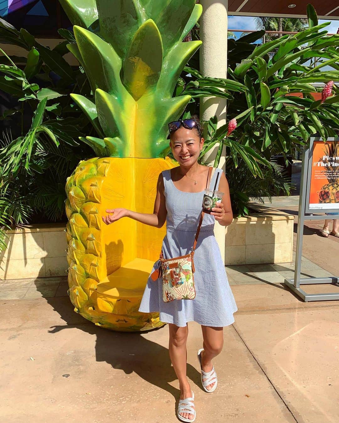 高松いくさんのインスタグラム写真 - (高松いくInstagram)「Hotelからシャトルバスで行ける whalers village shopping center へ🙌  どんなに食べても、 ジェラートやアサイーボウル、スムージーは別腹よね😋  るるぶにも載ってた ショッピングモール内にある 『Ono jelato』と 『Choice health bar』へ。  マウイ島でアサイーボウルやスムージーを買う時、名前を聞かれて、 出来上がったら呼ばれるんだけど、 スッゴイ大きい声で強めに 「IKU！！」 って呼ばれるから いつもビックリして慌てて取りに行く（笑）  でも、下の名前で呼ばれると やっぱり嬉しいし。 アットホーム感あって その場にいやすくなる。  ここでお写真をと言わんばかりに パイナップル🍍チェア（笑） もちろんすっ飛んで姉を巻き込んみパシャリww  Whalers Village ショッピングモールの入口には、その名の通り、クジラがお出迎えしてくれます！ 大きなクジラの骨のオブジェ🐋 解剖学的な見方をするとそれもまた興味深かった🤔✨ _ _ 🦷 🦷 🦷 歯医者さんは、どんな感覚で視点でこのオブジェを見るのだろうか（笑）✨ _ _ 💄💅ヘアメイクの仕事をしてる姉は 『SEPHORA』で鼻血が出そうなぐらいテンション上がってて、一生出てこないんじゃないかって感じだった。w  私は、 ハワイアンなキッチンやリビンググッズが揃う 『SoHa Living』に住みたかったw  年下のスコット達の方が 落ち着かれていらっしゃった（笑） 👩 🧑 ここで初めて日本語が聞こえて振り返ると日本人が！！ ここで初めて日本人2組とあって 最後に1組Paiaで会ったぐらいで あとは本当に日本語も聞こえず会わなかったなー！🌴🌺 #maui #whalersvillage #shopping #food #eat #ice #gelato #acaibowl #smoothie #calafell #hawaii #hawaii #trip #旅 #タビジョ #keen #shoes #sandals #ワンピース に合う #靴」10月7日 11時53分 - iku_takamatsu_trip_sup_yoga