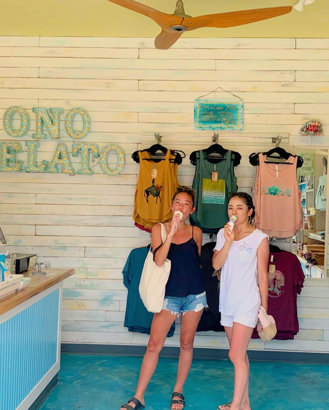 高松いくさんのインスタグラム写真 - (高松いくInstagram)「Hotelからシャトルバスで行ける whalers village shopping center へ🙌  どんなに食べても、 ジェラートやアサイーボウル、スムージーは別腹よね😋  るるぶにも載ってた ショッピングモール内にある 『Ono jelato』と 『Choice health bar』へ。  マウイ島でアサイーボウルやスムージーを買う時、名前を聞かれて、 出来上がったら呼ばれるんだけど、 スッゴイ大きい声で強めに 「IKU！！」 って呼ばれるから いつもビックリして慌てて取りに行く（笑）  でも、下の名前で呼ばれると やっぱり嬉しいし。 アットホーム感あって その場にいやすくなる。  ここでお写真をと言わんばかりに パイナップル🍍チェア（笑） もちろんすっ飛んで姉を巻き込んみパシャリww  Whalers Village ショッピングモールの入口には、その名の通り、クジラがお出迎えしてくれます！ 大きなクジラの骨のオブジェ🐋 解剖学的な見方をするとそれもまた興味深かった🤔✨ _ _ 🦷 🦷 🦷 歯医者さんは、どんな感覚で視点でこのオブジェを見るのだろうか（笑）✨ _ _ 💄💅ヘアメイクの仕事をしてる姉は 『SEPHORA』で鼻血が出そうなぐらいテンション上がってて、一生出てこないんじゃないかって感じだった。w  私は、 ハワイアンなキッチンやリビンググッズが揃う 『SoHa Living』に住みたかったw  年下のスコット達の方が 落ち着かれていらっしゃった（笑） 👩 🧑 ここで初めて日本語が聞こえて振り返ると日本人が！！ ここで初めて日本人2組とあって 最後に1組Paiaで会ったぐらいで あとは本当に日本語も聞こえず会わなかったなー！🌴🌺 #maui #whalersvillage #shopping #food #eat #ice #gelato #acaibowl #smoothie #calafell #hawaii #hawaii #trip #旅 #タビジョ #keen #shoes #sandals #ワンピース に合う #靴」10月7日 11時53分 - iku_takamatsu_trip_sup_yoga