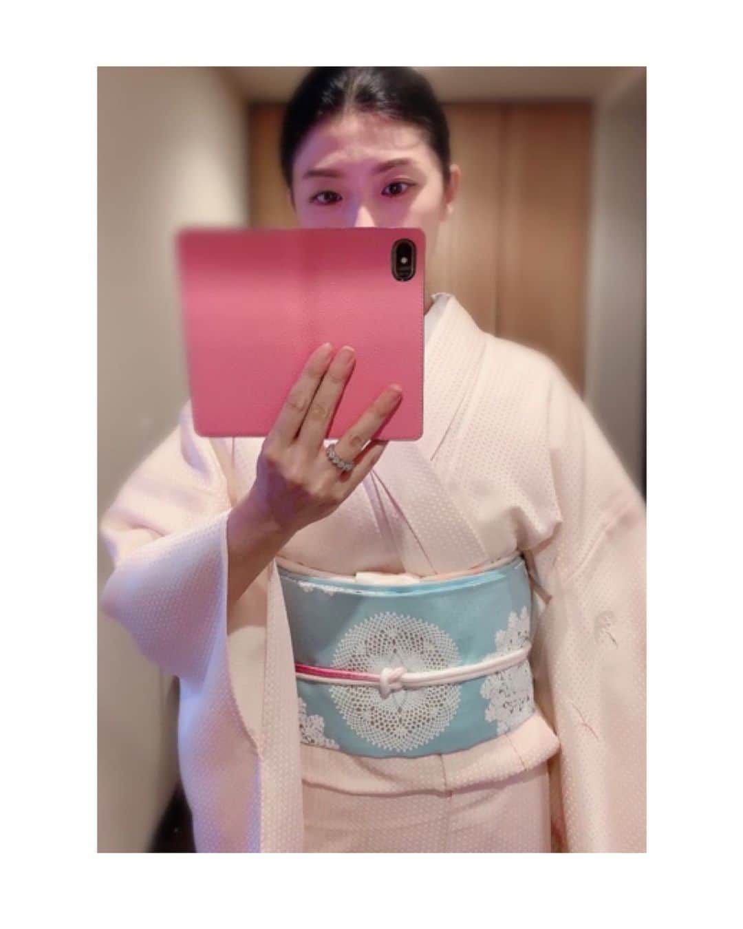 川村亜紀さんのインスタグラム写真 - (川村亜紀Instagram)「薄いピンク色の小紋を着て、大好きなお料理屋さんへ。 見えづらいですが、うさぎちゃんの飛び柄小紋です🐰  #お着物 や #花街 #歌舞伎 など #日本の伝統 が長く守られ受け継がれますように。 #kimono #kimonocordinate #japanesekimono #japanesetradition #beautifultradition #lovekimono  #instakimono  #お着物 #お着物コーディネイト #日本の伝統 #守るべきもの #夏のお着物  #帯とお着物 #帯締めと帯揚げ #お草履とバッグ #帯留め #組み合わせが楽しい  #単衣 #単衣小紋 #京都一加 さん #亜紀の和装記録」10月7日 11時58分 - _aki1015_