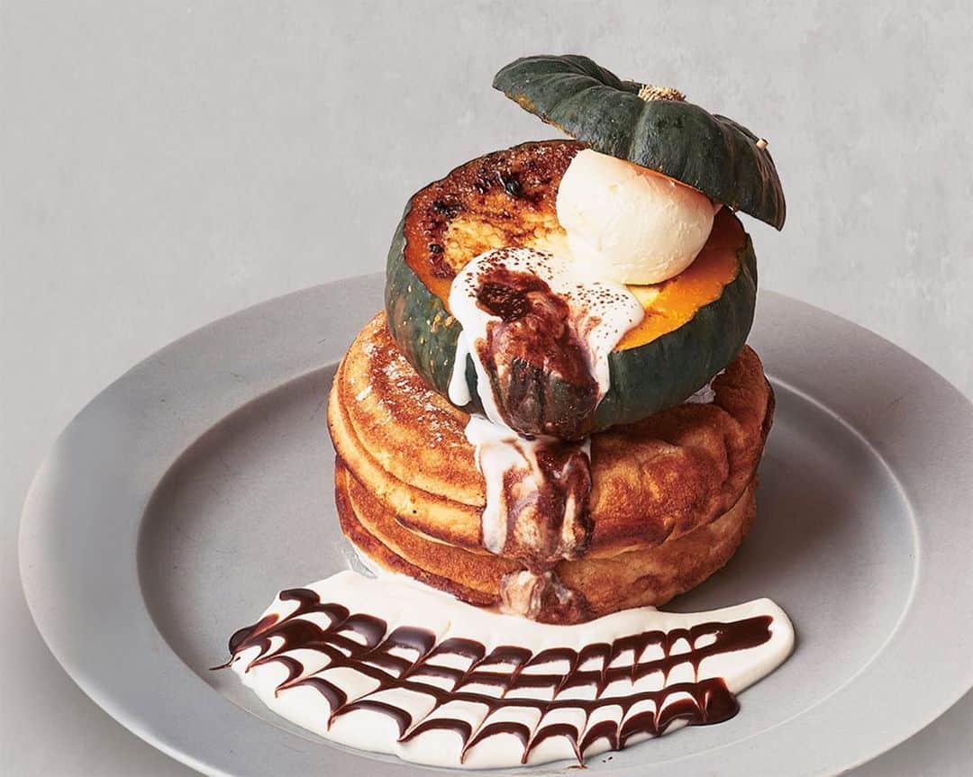 イーマさんのインスタグラム写真 - (イーマInstagram)「ビブリオテークの「まいつき まるごと パンケーキ」フェア、10月限定のまるごとパンケーキは“かぼちゃ”🎃 . ハロウィンを思わせる盛り付けもおしゃれで楽しい一皿です🕸🧙‍♂️👻 . . ●まるごとかぼちゃのパンケーキ / ￥1,500（+tax） まるごとかぼちゃの中に濃厚なかぼちゃプリンとアイスクリームを入れ、表面をカリッとキャラメリゼしました。旬のほくほくのかぼちゃをお楽しみください。 . . B1F / cafe ＆ books bibliotheque @bibliotheque_osaka . . . #bibliotheque #ビブリオテーク #かぼちゃ #かぼちゃパンケーキ #かぼちゃスイーツ #ハロウィンスイーツ #かぼちゃプリン #パンケーキ #🥞 #パンケーキ🥞 #パンケーキ巡り #10月限定 #lunch #ランチ #梅田ランチ #カフェ #カフェ部 #おしゃれカフェ #スイーツ #cafe #sweets #pancakes #pumpkinpancakes #instafood #梅田 #大阪 #イーマ #umeda #osaka #japan」10月7日 11時59分 - e_ma.official