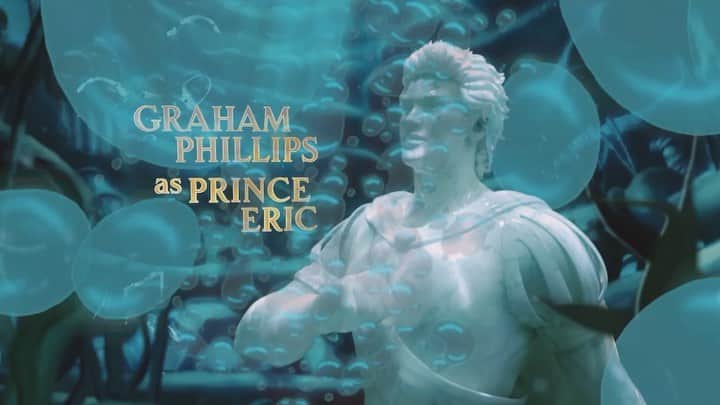 のインスタグラム：「15 years since I last played a prince, with @bystyles 🤴🏻🌹 Excited to have found a new ‘rose’ in @auliicravalho 🧜🏽‍♀️」