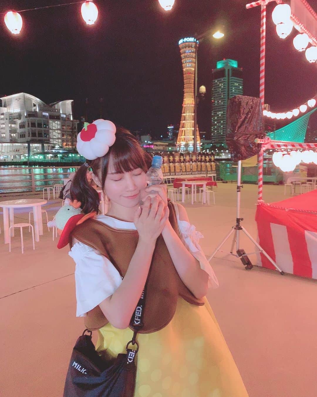 八木沙季のインスタグラム：「🍮🍮 . 神戸ポートタワーバックにお祭りで手にラムネ☺️ とっても良い写真なはずなのにプリン…🍮笑 . #神戸ポートタワー  #プリン  #コスプレ  #お祭り  #神戸」