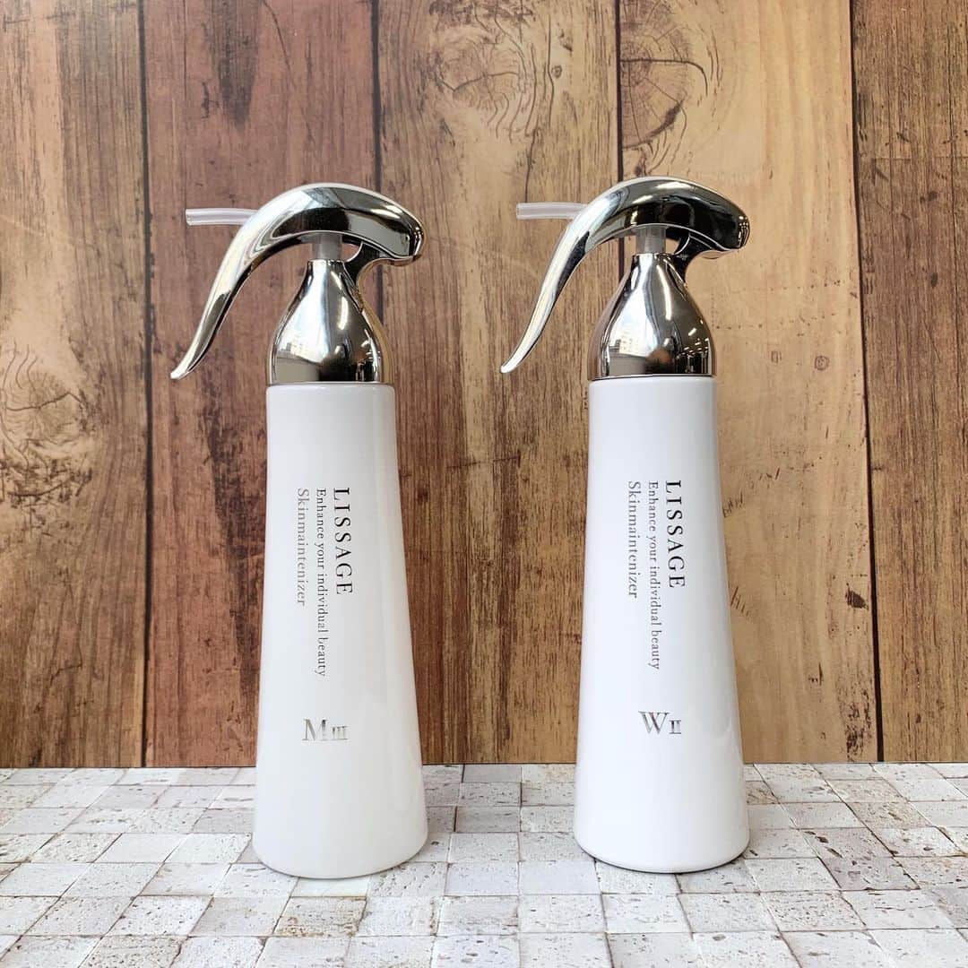 LISSAGE officialさんのインスタグラム写真 - (LISSAGE officialInstagram)「. だんだんと涼しくなり、肌の乾燥が気になるこの季節。 . 肌のカサつきや粉ふきなど、 肌のコンディションのアップダウンに 悩む方も多いのではないでしょうか。 . 季節の変わり目こそ、スキンケアを見直すチャンス。 . 14種類から自分の肌に合わせて選べる 化粧液「スキメン」こと、 リサージ　#スキンメインテナイザー。 . 乾燥の季節本番になる前に しっとりタイプのエイジングケア化粧液に 変えてみませんか。 . コクとみずみずしさを兼ね備えた しっとり感触で肌あれを防ぎ、 ふっくらとやわらかなハリ肌へと導く とてもしっとりタイプの 『スキンメインテナイザー M Ⅲ』。 . みずみずしいしっとりとした手触りで、 うるおって美白しながらハリ溢れでる肌に整える しっとりタイプの『スキンメインテナイザー W Ⅱ』。 . 季節に合わせたスキメンで、 乾燥知らずのハリ肌を手に入れましょう。 . ■スキンメインテナイザー〈M Ⅲ〉【医薬部外品】 180mL　5,800円（税抜） レフィル　180mL　5,500円(税抜) トライアルサイズ　42mL　1,300円(税抜) . ■スキンメインテナイザー〈W Ⅱ〉【医薬部外品】 180mL　6,300円（税抜） レフィル　180mL　6,000円(税抜) トライアルサイズ　42mL　1,400円(税抜) . #LISSAGE #リサージ #シンプルケア #シンプルライフ #シンプルデザイン #乾燥肌 #コスメ紹介 #スキメン #素肌 #美肌ケア #化粧液 #化粧水 #乳液 #秋コスメ #保湿 #コスメ好き #愛用コスメ #コスメ紹介 #カスタマイズ #美容 #スキンケア #ハリ肌 #コスメマニア #エイジングケア #simplelife #beautyskin #simplecare #skincare #cosmetics」10月7日 12時15分 - lissage_official