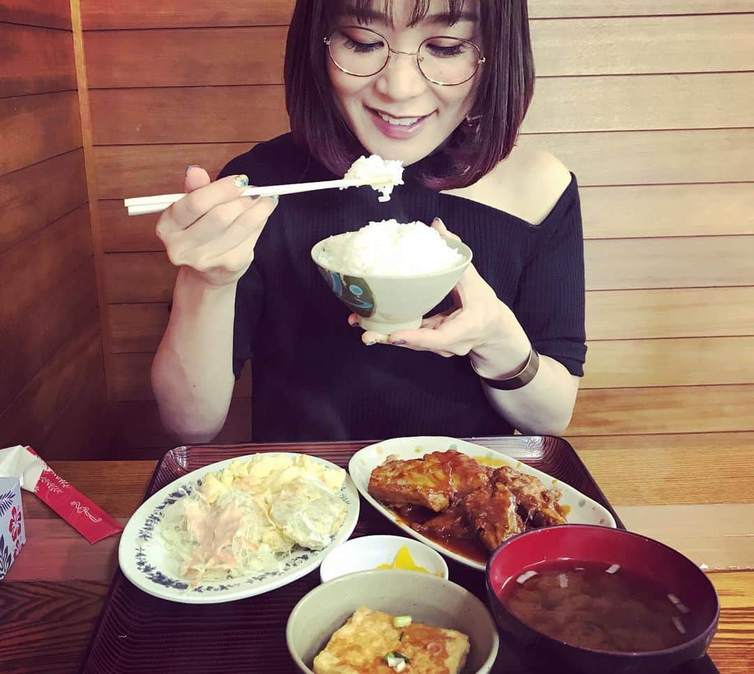 森恵さんのインスタグラム写真 - (森恵Instagram)「ソーキケチャップ煮定食！ 見た目より濃くなくて美味しかったー✨ 肉食なもんで、、、 #沖縄 #ソーキケチャップ煮 #突然のインスタライブ」10月7日 12時17分 - morimegumi_official