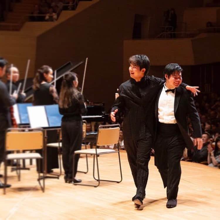 三浦文彰（ヴァイオリニスト）さんのインスタグラム写真 - (三浦文彰（ヴァイオリニスト）Instagram)「Happy mood after the debut concert of ARK sinfonietta 🎉 Bravo to everyone👍👍👍 #arkclassic#arksinfonietta#nobuyukitsujii#fumiakimiura#suntoryhall」10月7日 12時24分 - fumiakimiura