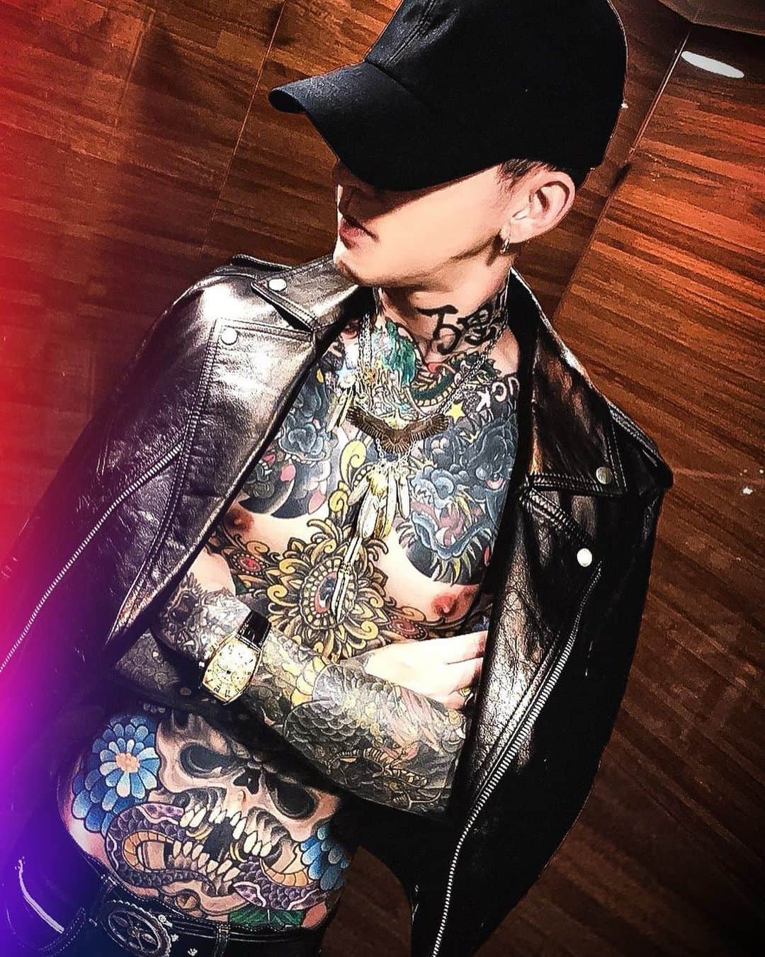 のインスタグラム：「. そろそろ来ますね、レザーの季節が ⚡︎⚡︎⚡︎ 男気を見せれる季節でもあります 😎 今年は黒キャップに合わせていくスタイルでいこうと思います 🙏🏻✝️ . I wear a leather jacket in autumn! I only have black leather!!!」