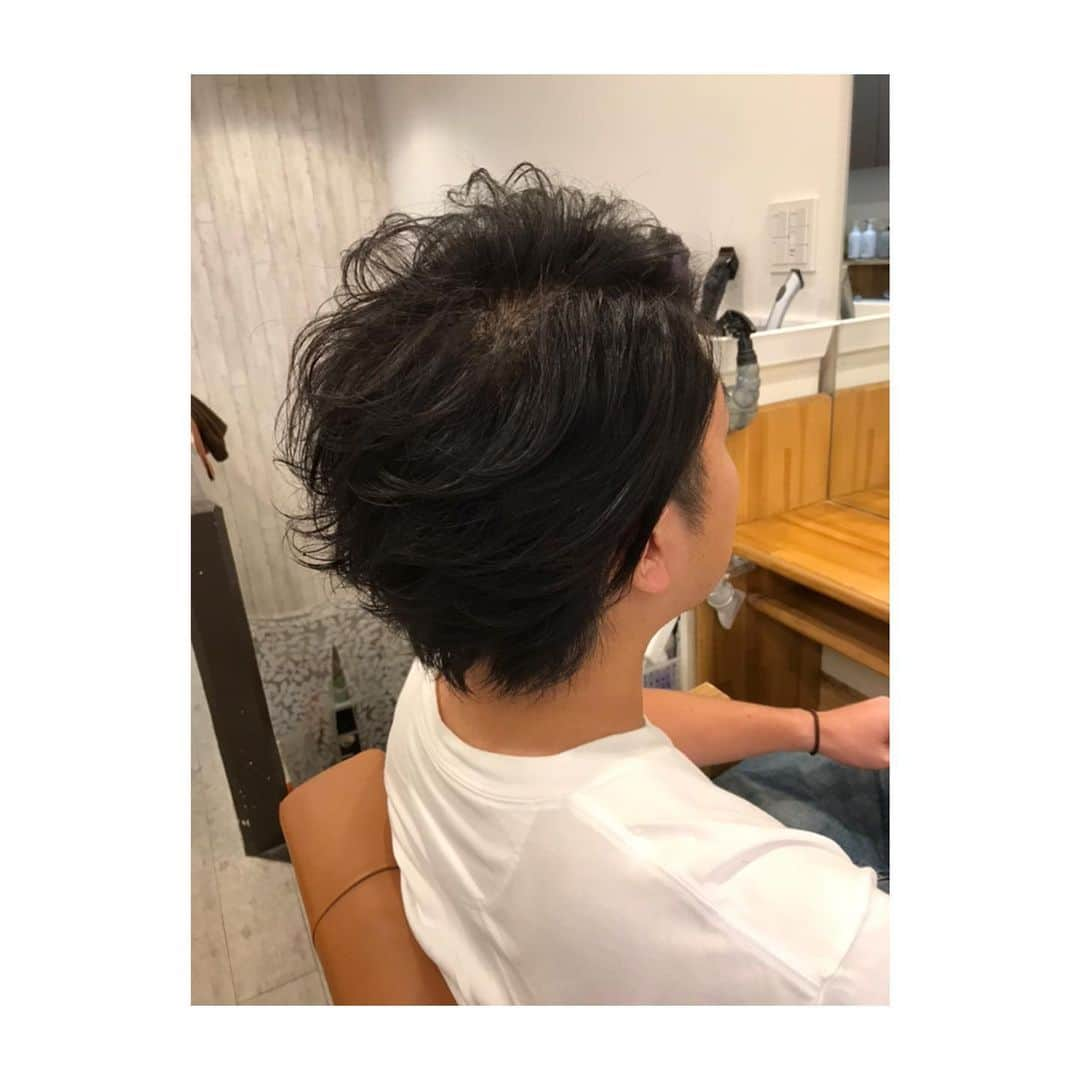 Dcolorさんのインスタグラム写真 - (DcolorInstagram)「緩めのパーマスタイル✨ サイドは刈り上げてスッキリ✨ . . #tokyo  #azabujuban #hairsalon #hair #makeup #style #dcolor #color #麻布十番 #ヘアスタイル #ヘアカラー #メンズカット #ヘアアレンジ  #ヘアセット #美容室 #美容院 #ヘアサロン」10月7日 12時39分 - hairdcolor