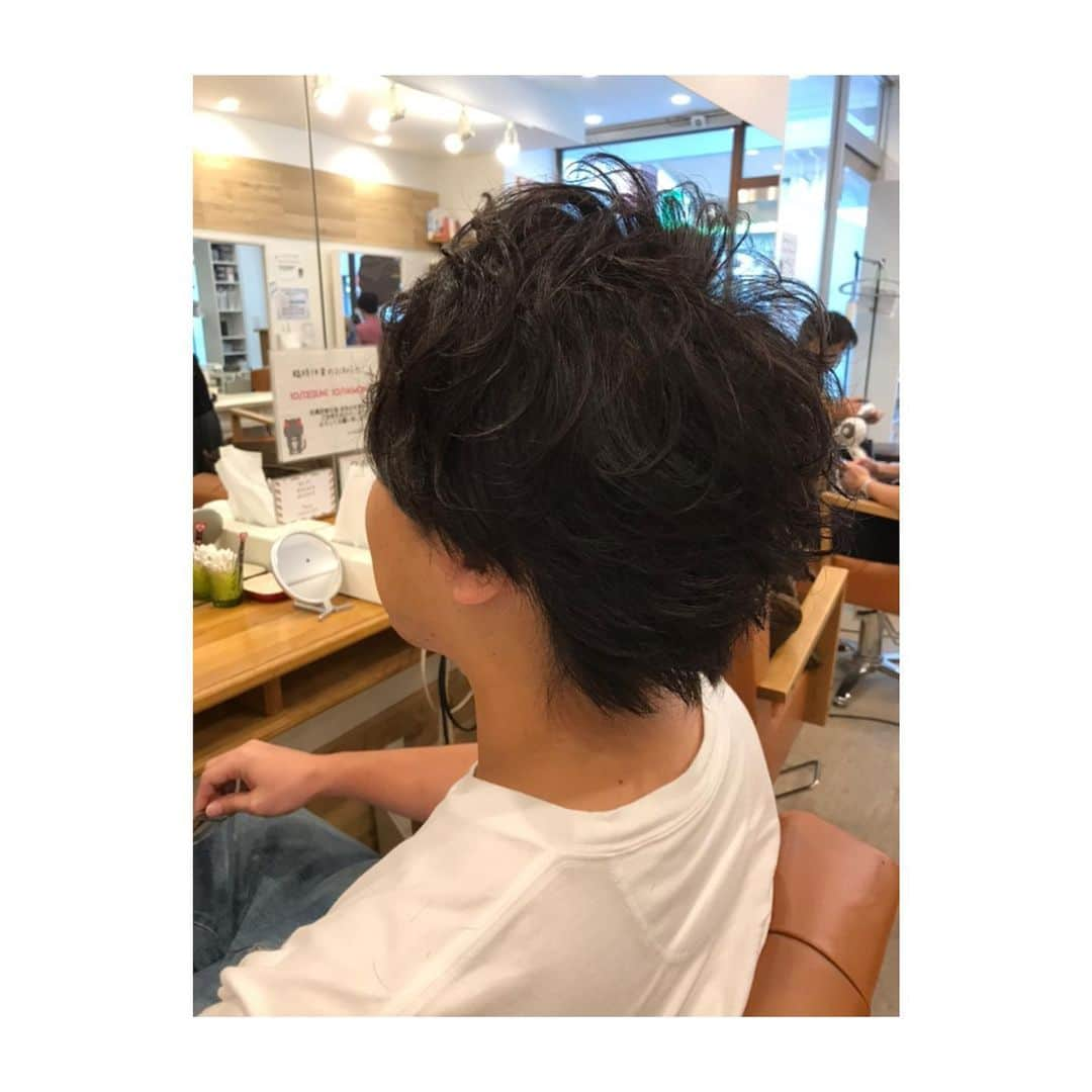 Dcolorさんのインスタグラム写真 - (DcolorInstagram)「緩めのパーマスタイル✨ サイドは刈り上げてスッキリ✨ . . #tokyo  #azabujuban #hairsalon #hair #makeup #style #dcolor #color #麻布十番 #ヘアスタイル #ヘアカラー #メンズカット #ヘアアレンジ  #ヘアセット #美容室 #美容院 #ヘアサロン」10月7日 12時39分 - hairdcolor