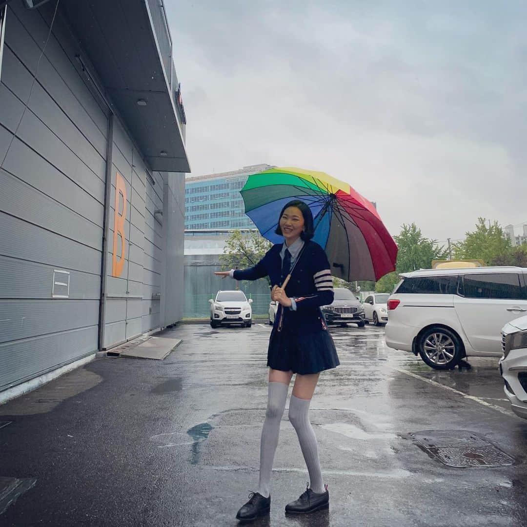 チャン・ユンジュのインスタグラム：「온종일 비가 온 날은  하얀 얼굴로 그대를 만나리. 🌂🌈 _ #오늘의음악 #빛과소금_그대떠난뒤  _ #비오는월요병안녕👋🏻」