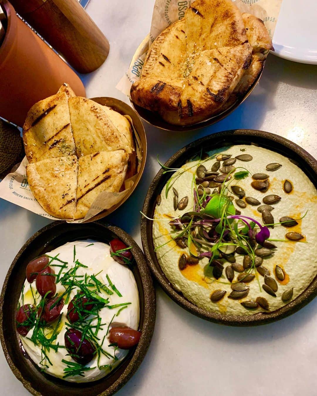 のインスタグラム：「ランチはモダングリーク🍴  ギリシャ料理は、地中海の周りの国もまじって、バラエティ豊か！  白いのは、タラモサラダと、お豆のタラモ、ザジキに近いトルコ風、  ポテチの下は、茄子のミルフィーユ的なムサカ、最高！  お塩も可愛い、、、 ご馳走さまでした〜  #Greekfood #lunch #london #NATSUKIROCK  #夏木マリ  @mari_natsuki」