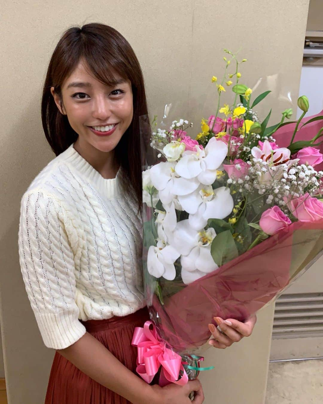 岡副麻希さんのインスタグラム写真 - (岡副麻希Instagram)「🌸﻿ ステキな花束をいただきました😌💐﻿ ﻿ #ポートレート﻿ #花のある暮らし#😌😌😌﻿ #るんるん で#生けてみた #テーマ#わいわい 💐🌸🧚‍♀️💕 センスはない笑 今日も#花粉 笑﻿ #げつようび﻿ ﻿ 今週もたくさんハッピーありますように❣️❣️﻿ ﻿ #knit#udresser﻿ #skirt#fabulousangela﻿ #fabulous ﻿」10月7日 12時53分 - maki_okazoe_official