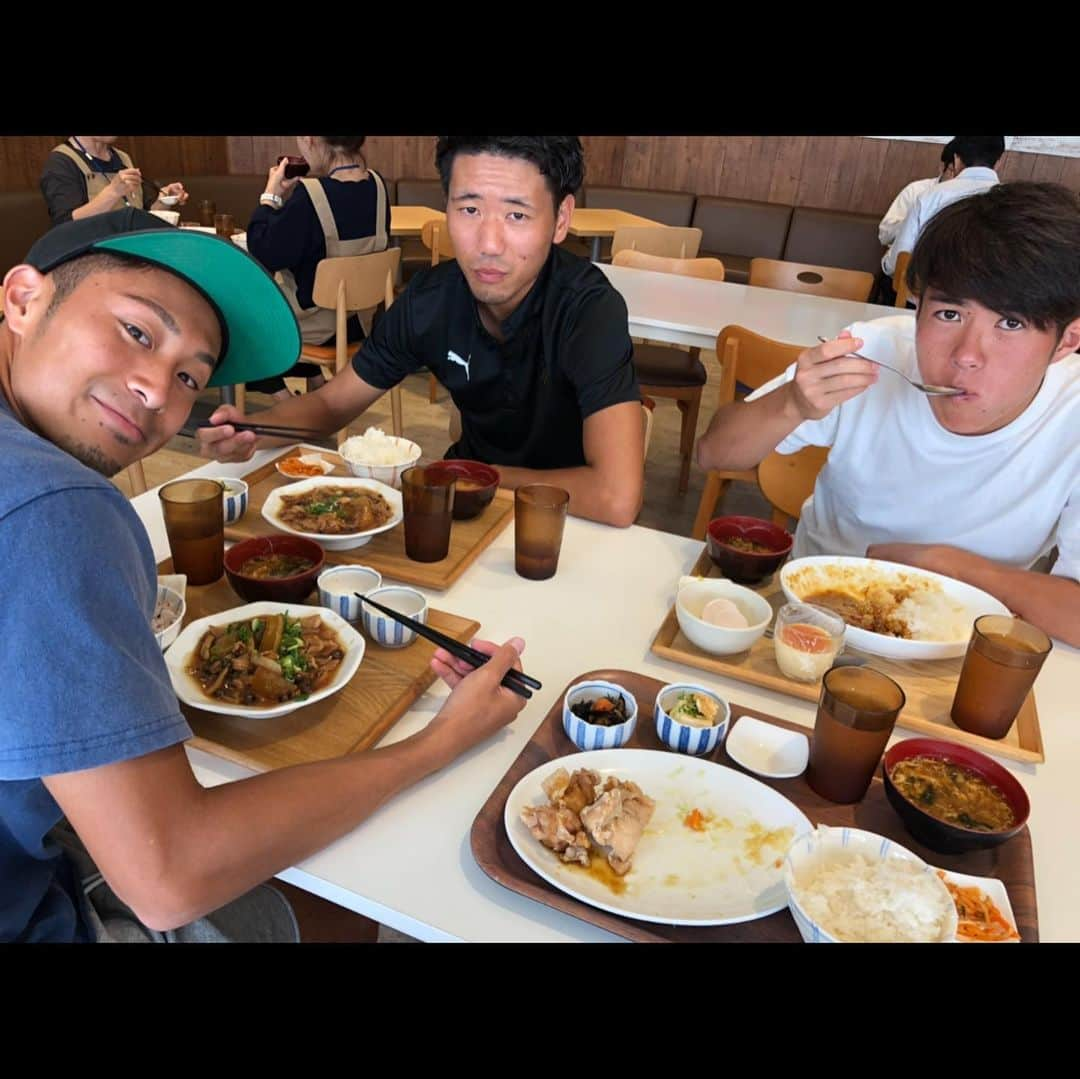 澤上竜二さんのインスタグラム写真 - (澤上竜二Instagram)「昨日は久しぶりの勝利。 リカバリーからのランチ。  #大山 #喋りすぎて食べるの遅い #斧澤 #前日のホテルでハロウィン写真 #今西#マネージャー #今日が誕生日#おめでとう」10月7日 13時00分 - sawakami.ryuji