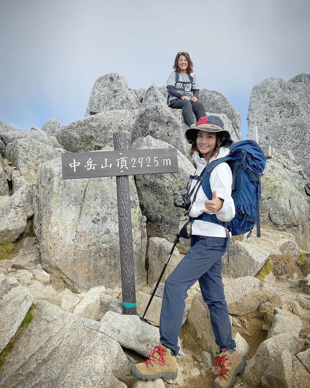 田中幸さんのインスタグラム写真 - (田中幸Instagram)「【Marmotコラボ企画旅2019】 春旅　プライベートキャンプ⛺️🔥 夏旅　北八ヶ岳登山⛰🥾 秋旅　千畳敷カール🍁 冬旅　バックカントリーツアー🏂🗻 日本🇯🇵の素晴らしさ 四季折々の景色が もっと楽しく素敵になる 山好き仲間の繋がりが増える アウトドアの素晴らしさと 可能性が広がる ハッピーでエキサイティングなツアー  ご参加ありがとうございました😊 今回来れなかった方も 春夏秋冬いつかの機会に🙏 私たちは山でお待ちしてます♫  写真1　中岳山頂に現れる小人と💚 @ikumimorimoto  写真2  ドSコンビネーション @bambootail_backcountry 【🙏】 @marmot  @marmot_japan」10月7日 13時09分 - sachitanaka