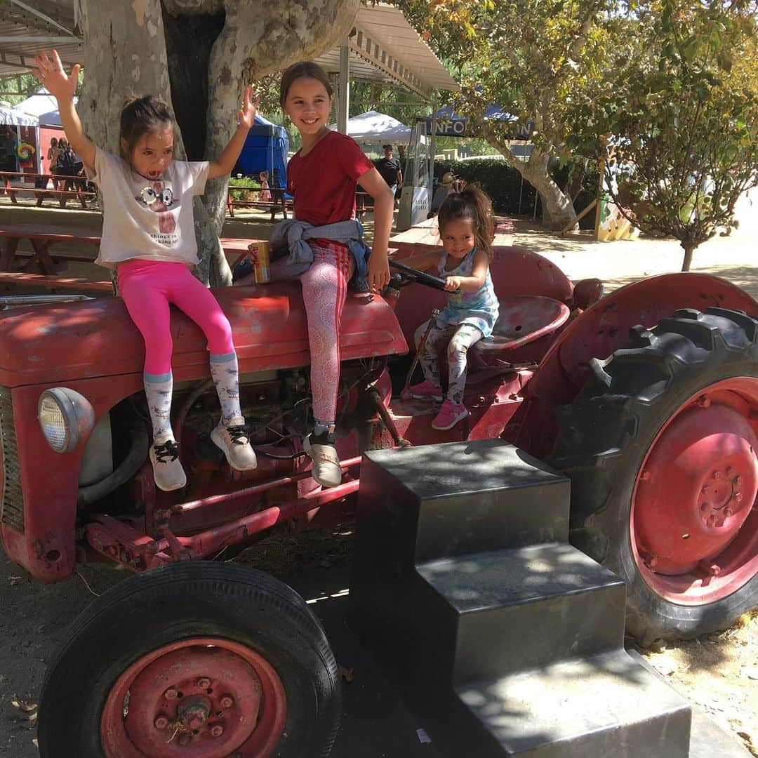 チャド・ロウさんのインスタグラム写真 - (チャド・ロウInstagram)「Beautiful day on the farm! #raisingdaughters  #blessed」10月7日 13時13分 - ichadlowe