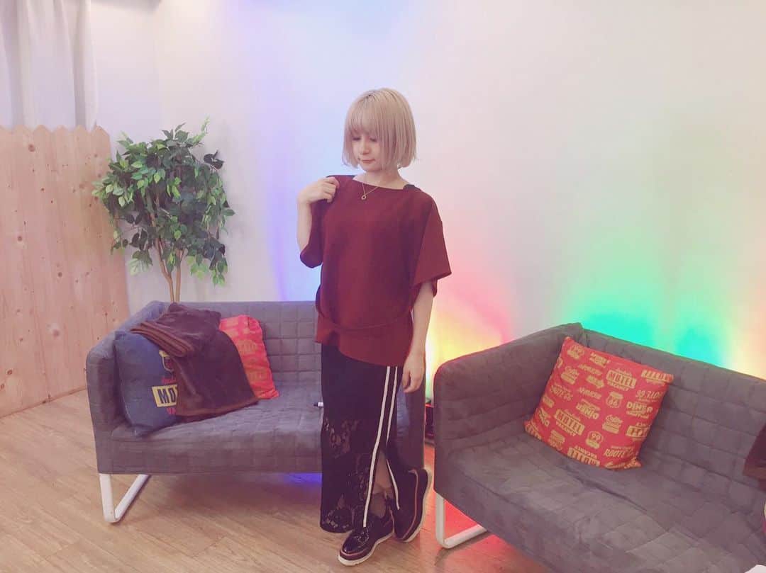 吉田有里のインスタグラム：「いつぞやのお衣装△▼ やばい！ひんやりしてきた！のせ忘れるとこだったぜ！ tops:#MM6 skirt:#MURUA shoes:#STACCATO #よしだふく #fashion #ootd #ootdfashion」