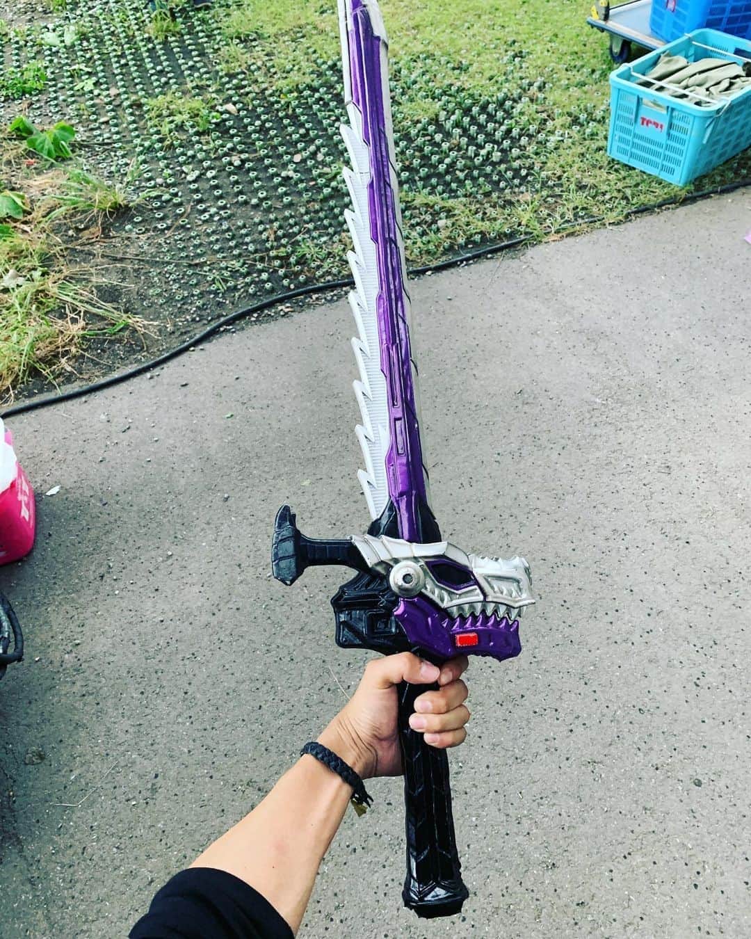 長田成哉のインスタグラム：「ガイソーケン。 コレはとても重いのよ。 めちゃくちゃカッコいいけど。 #リュウソウジャー #ryusoulger  #ガイソーグ」