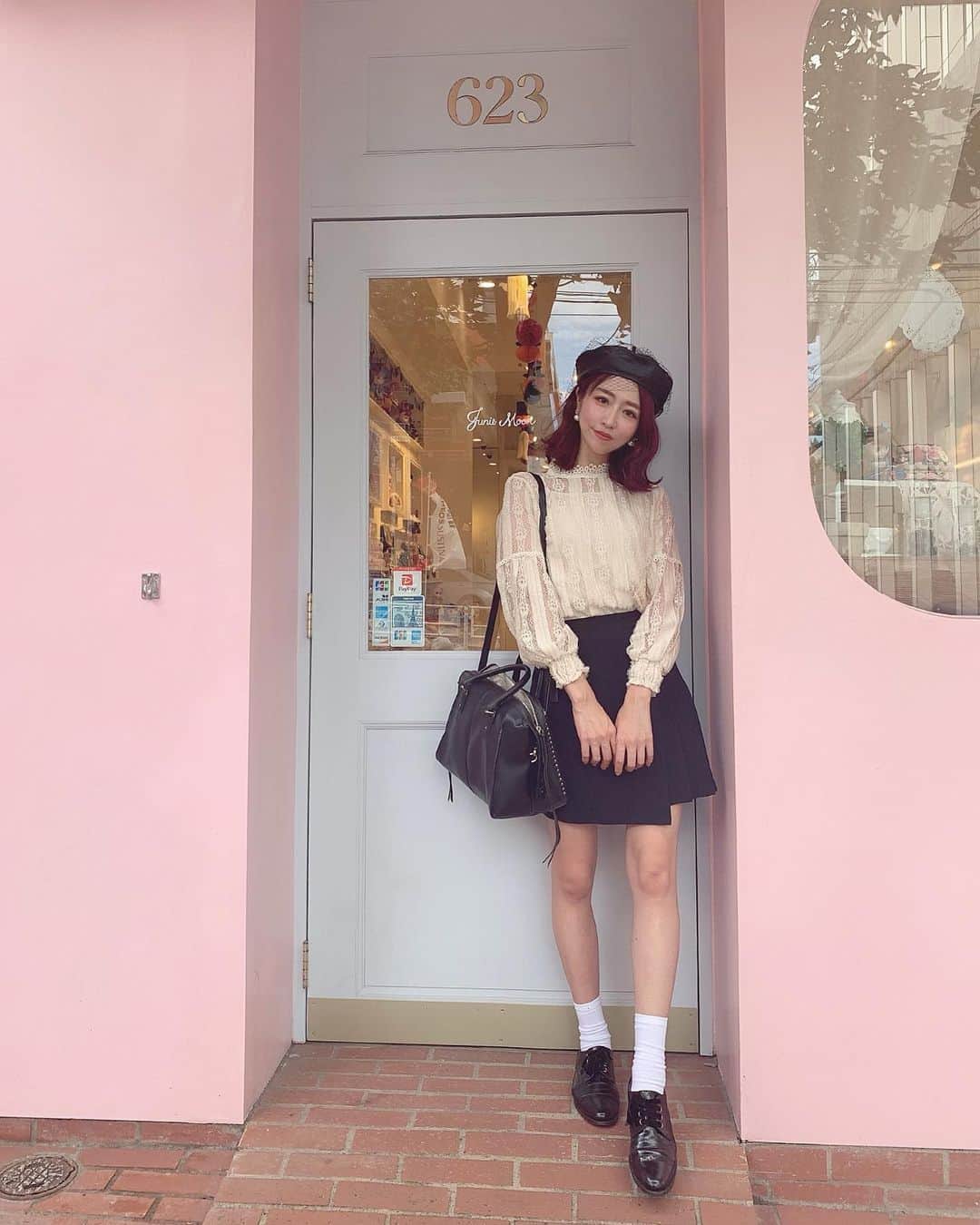のインスタグラム：「🧸⠀ ⠀ 代官山に可愛いお店があったからパシャり📸⠀ 涼しくなってきて徐々に秋服にシフト〜！🍂⠀ ⠀ @millea_official_ のベージュレーストップスにお気に入りのベレー帽❤︎🧸⠀ ⠀ カバンはZARA🧳 ⠀ #秋服#秋コーデ#코디룩#코디그램#소통#소통해요 #코디네이트#코디#코디스타그램#베이지#베이지코디#데일리코디」