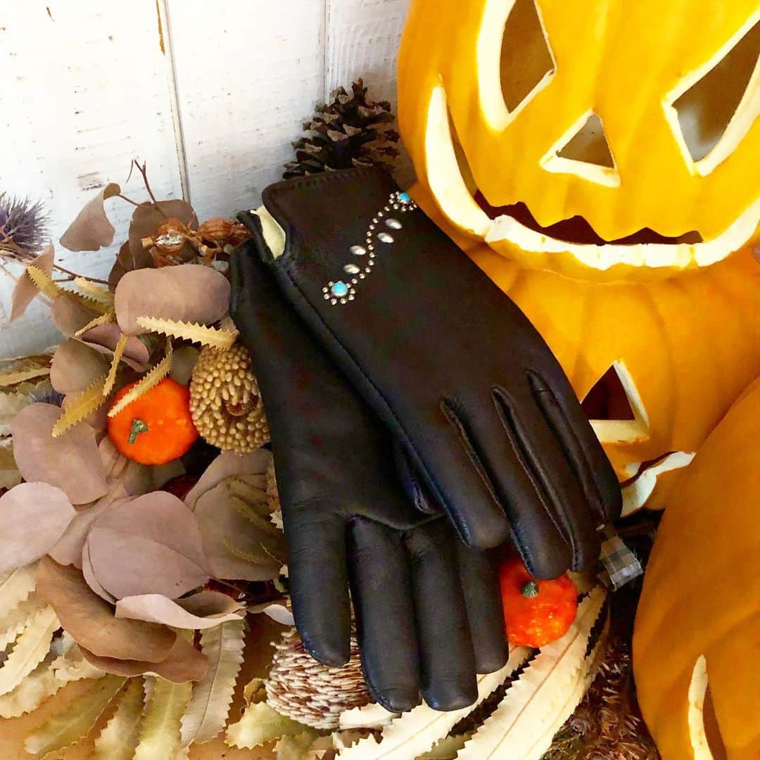 スタンダードカリフォルニアさんのインスタグラム写真 - (スタンダードカリフォルニアInstagram)「アメリカを代表する老舗グローブメーカー「ガイアーグローブ」にHTCがスタッズワークをプラス。 #standardcalifornia #スタンダードカリフォルニア  #htc #gloves #グローブ #レザーグローブ #手袋 #leathergloves #studs #hollywoodtradingcompany」10月7日 13時22分 - standardcalifornia